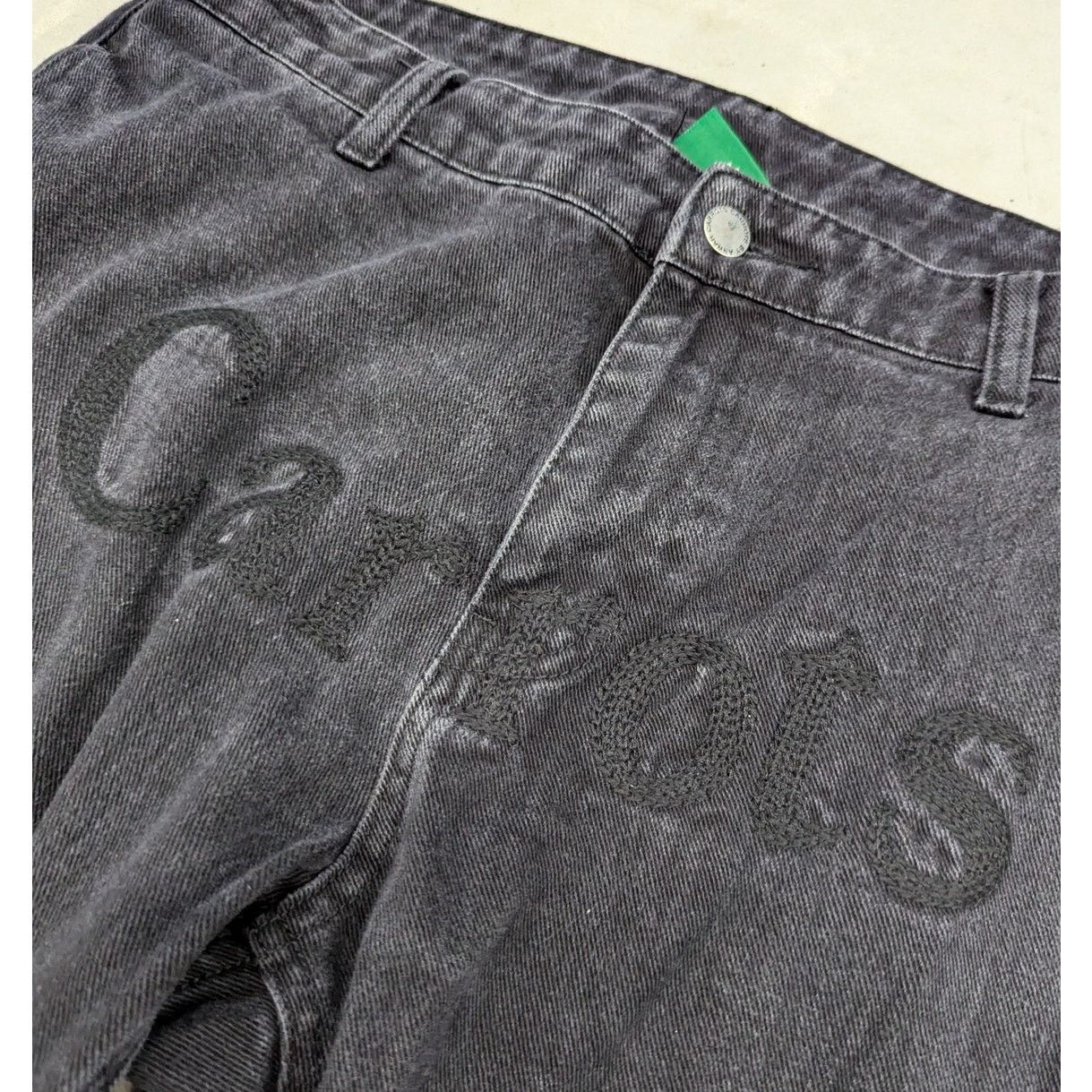Carrots by Anwar Carrots Anwar Carrots spell-out black denim jeans Size US 34 / EU 50 - 2 Thumbnail