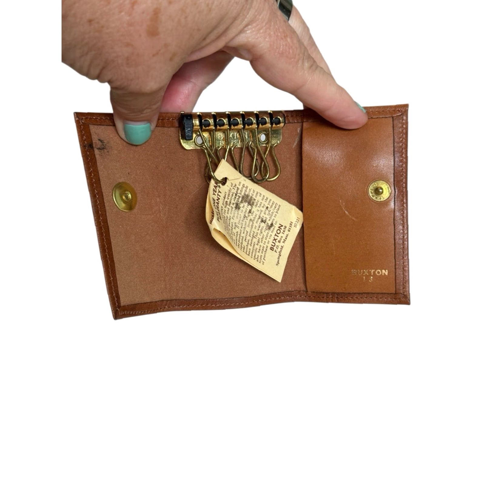 Vintage VINTAGE Buxton Key-Tainer Brown Leather & Gold Tone Case NOS Key Case Unisex S Brown 3.5 x 2.25 accessories Logo Womens/Mens Size ONE SIZE - 3 Thumbnail