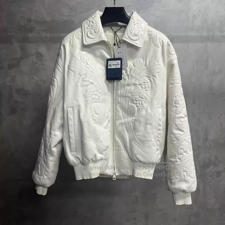 Louis Vuitton Louis Vuitton White solid cameo effect dark grain leather Size US M / EU 48-50 / 2 - 1 Thumbnail