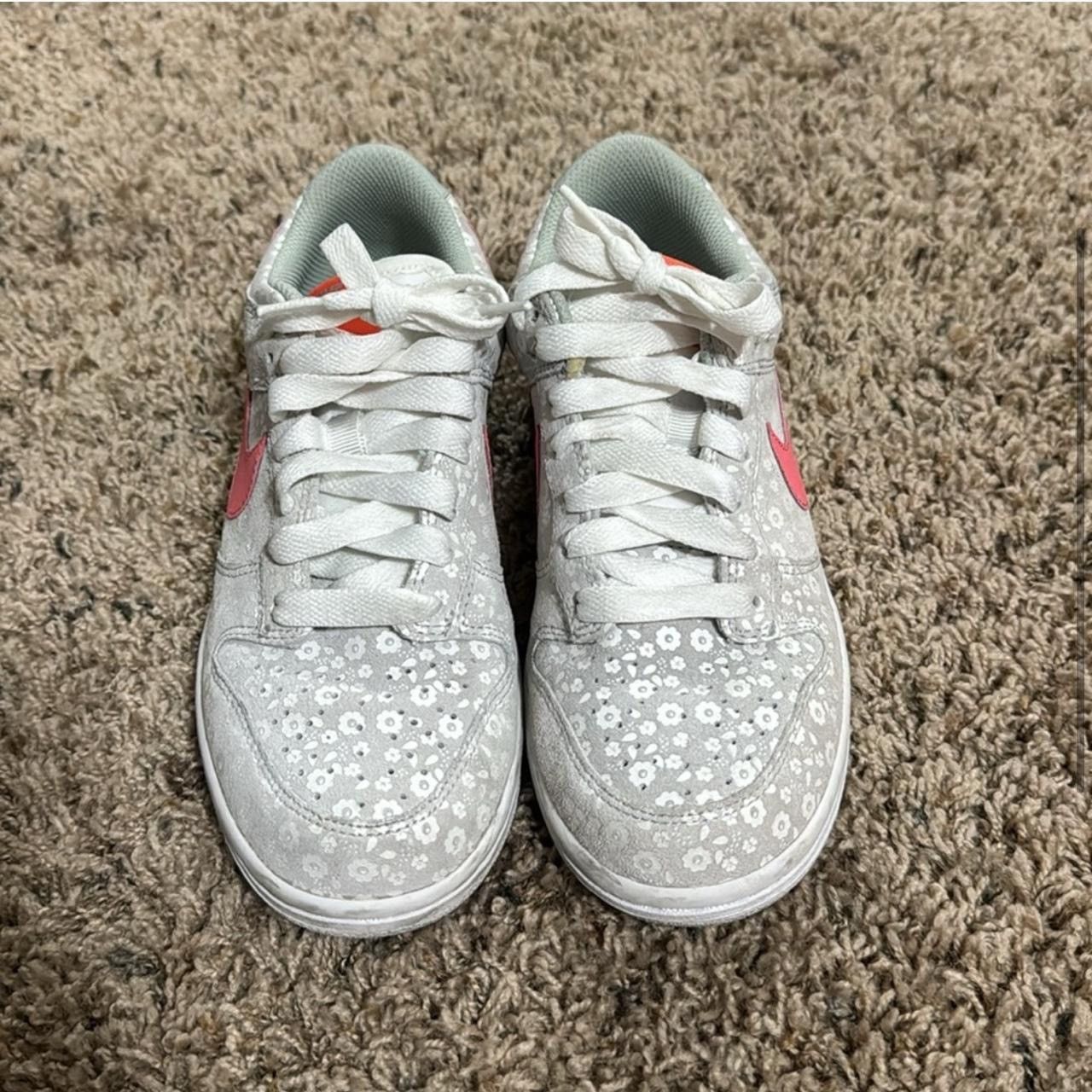 Nike Y2K Floral Nike Dunks Size US 7 / IT 37 - 2 Thumbnail