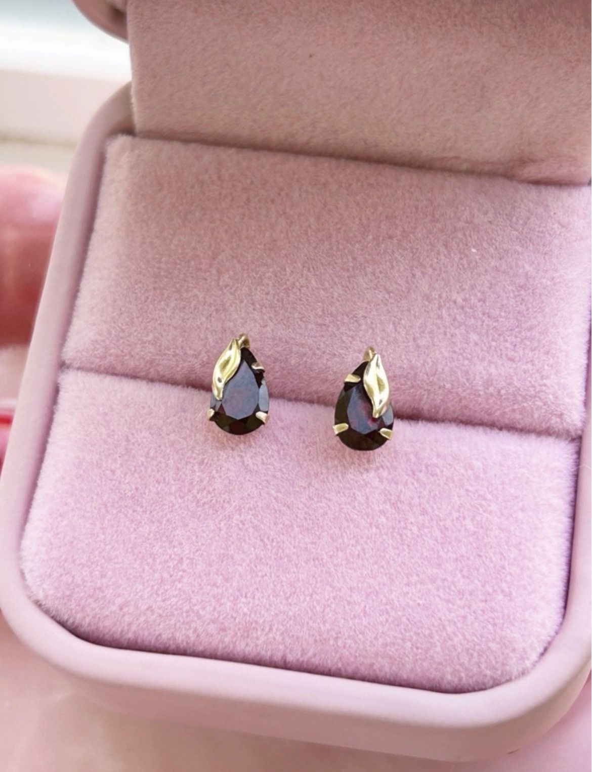 Other Estate Vintage Natural Garnet and 14kt Gold Stud Earrings Size ONE SIZE - 10 Thumbnail