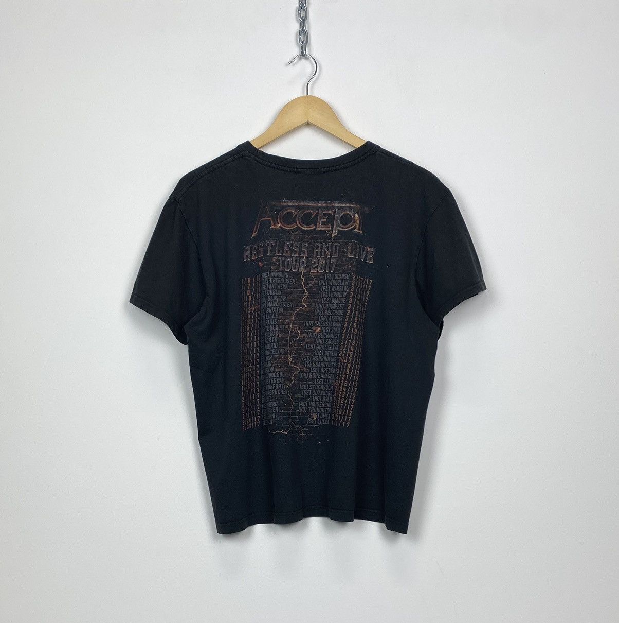 Band Tees Vintage Accept Restless And Live Tour 2017 Rock Band T-shirt Size US L / EU 52-54 / 3 - 5 Thumbnail