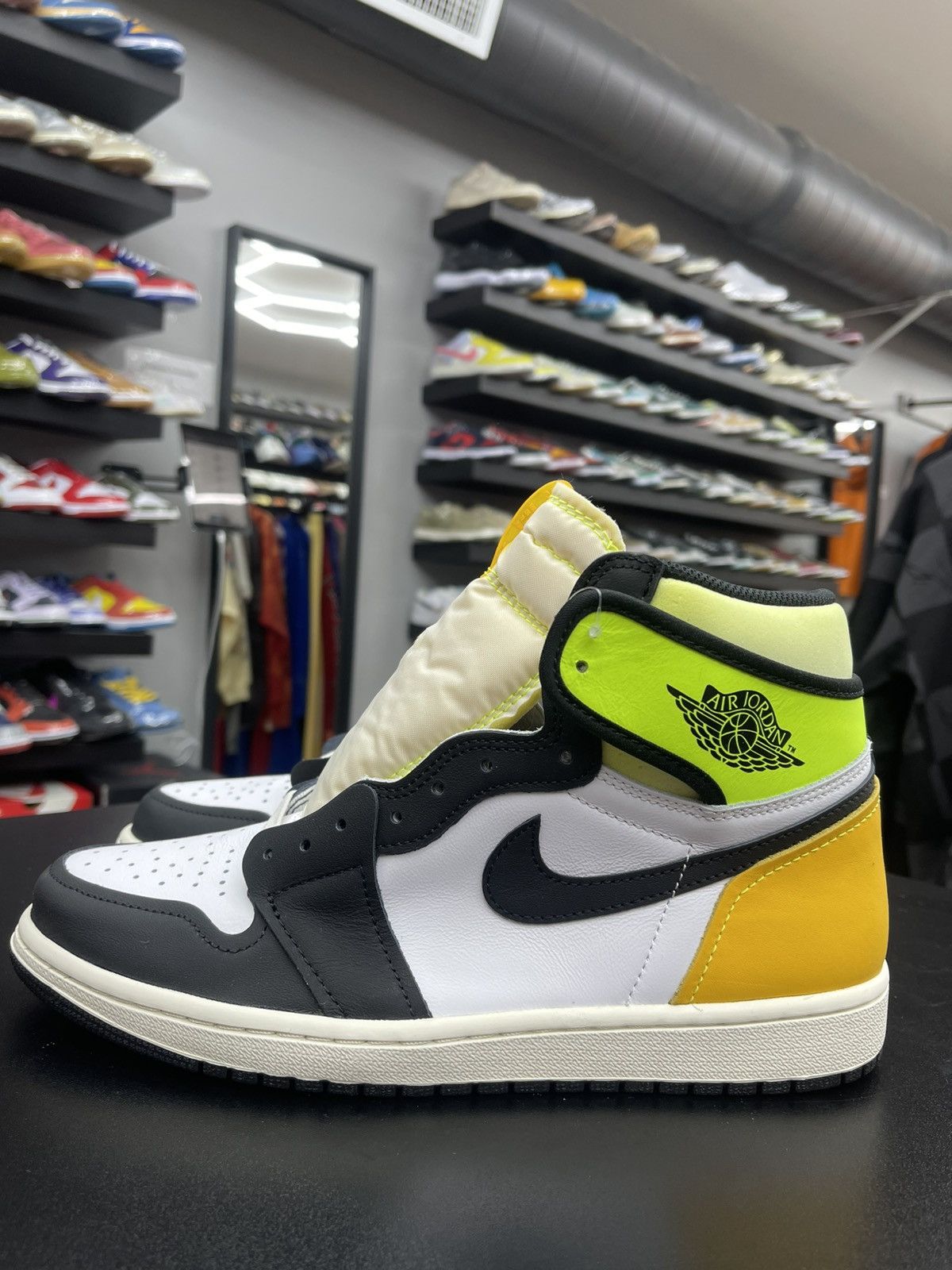 Jordan Brand Size 10.5 - Jordan 1 Retro High “Volt” Size US 10.5 / EU 43-44 - 1 Thumbnail