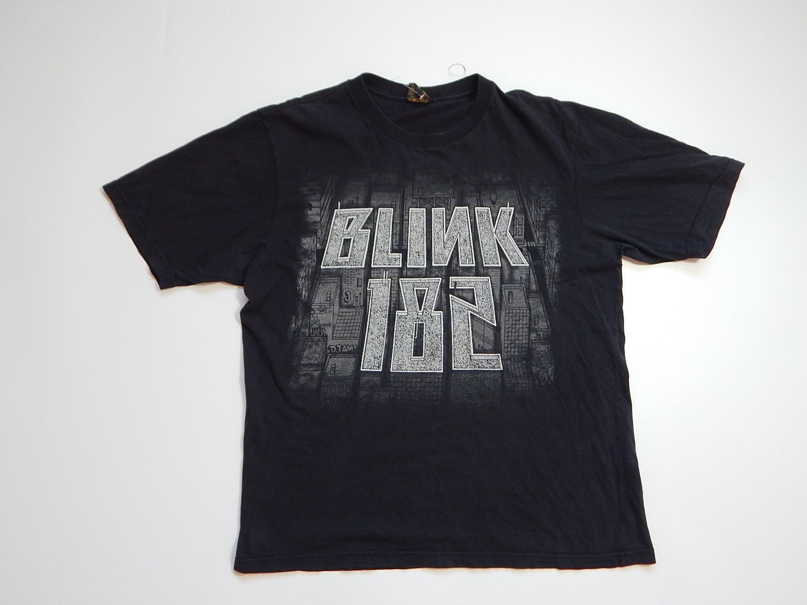 vintage y2k blink 182 neighborhoods pop punk rock band tee