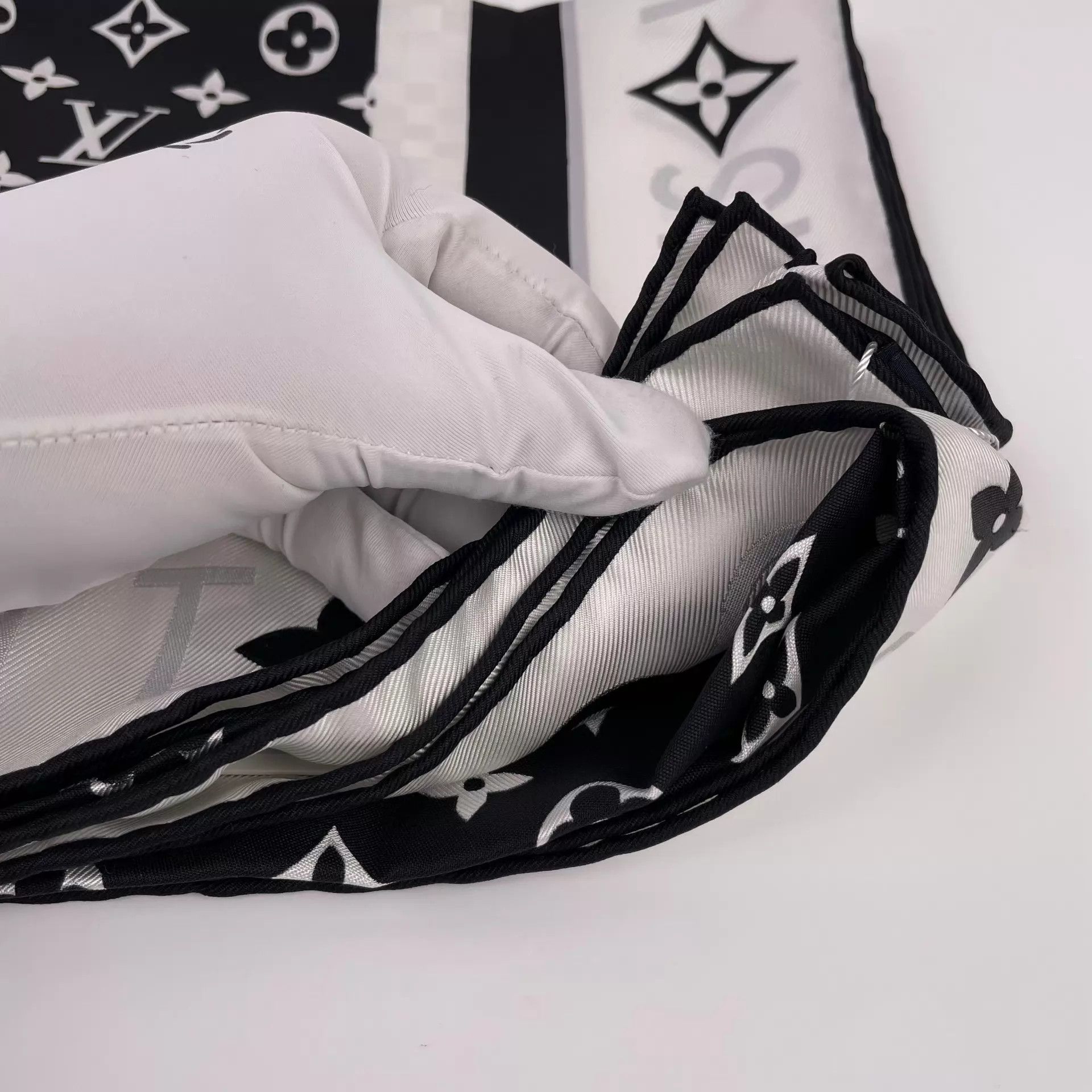 Louis Vuitton LV 90x90 Black & White Colorblocked Scarf 24 Size ONE SIZE - 5 Thumbnail