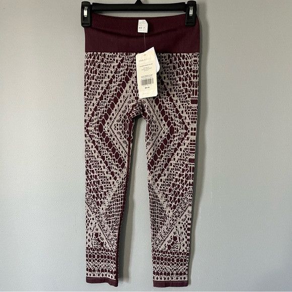 Fabletics Fabletics high waisted seamless lace Capri Size xs NWT Size 25" / US 0 / IT 36 - 3 Thumbnail