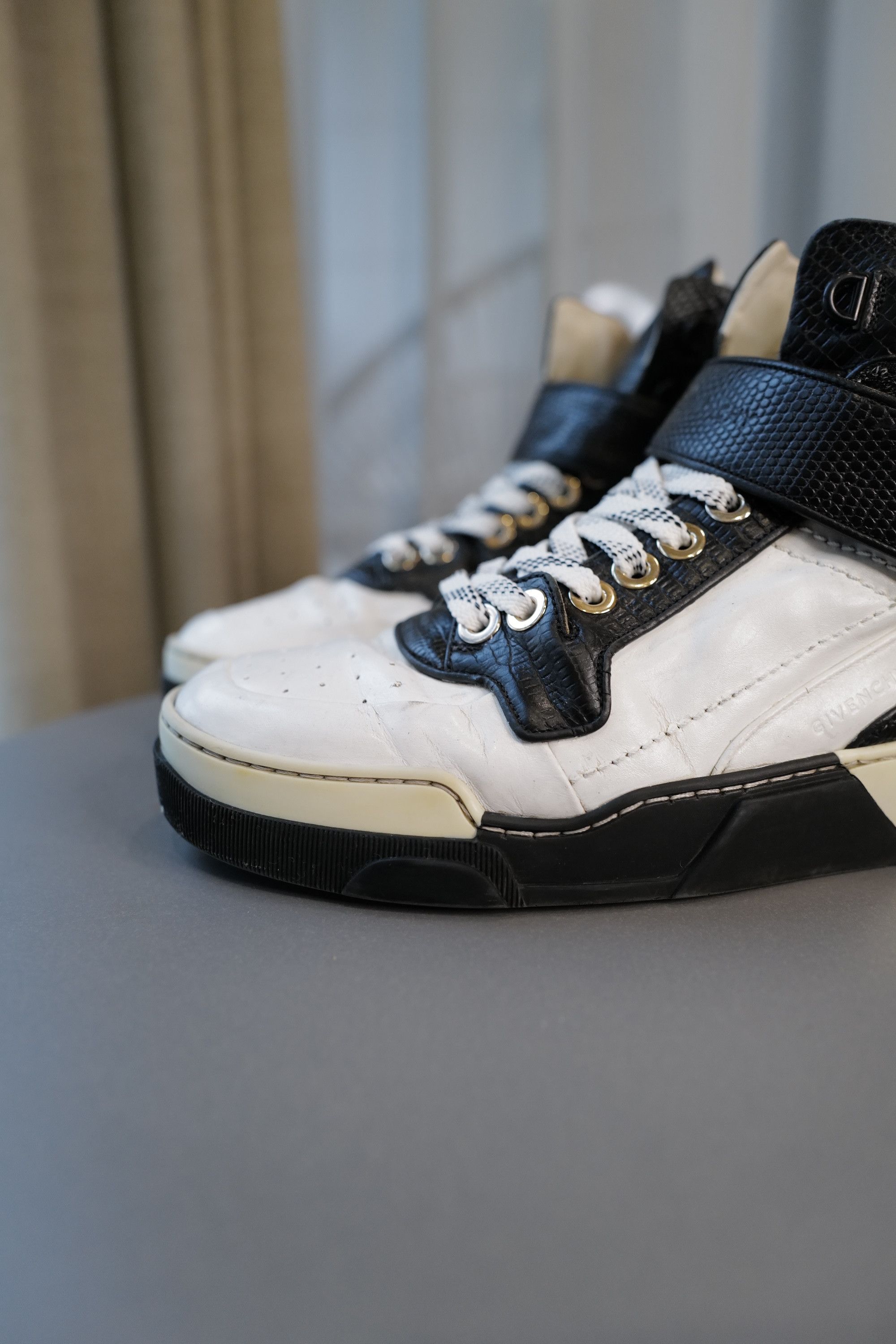 Givenchy Givenchy Hi Top Leather Sneakers Size US 8 / EU 41 - 8 Thumbnail
