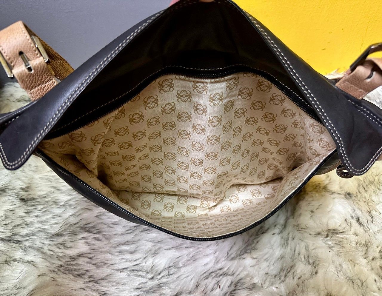 Loewe Authentic Loewe Anagram Two Tone Leather Shoulder Bag Size ONE SIZE - 9 Thumbnail