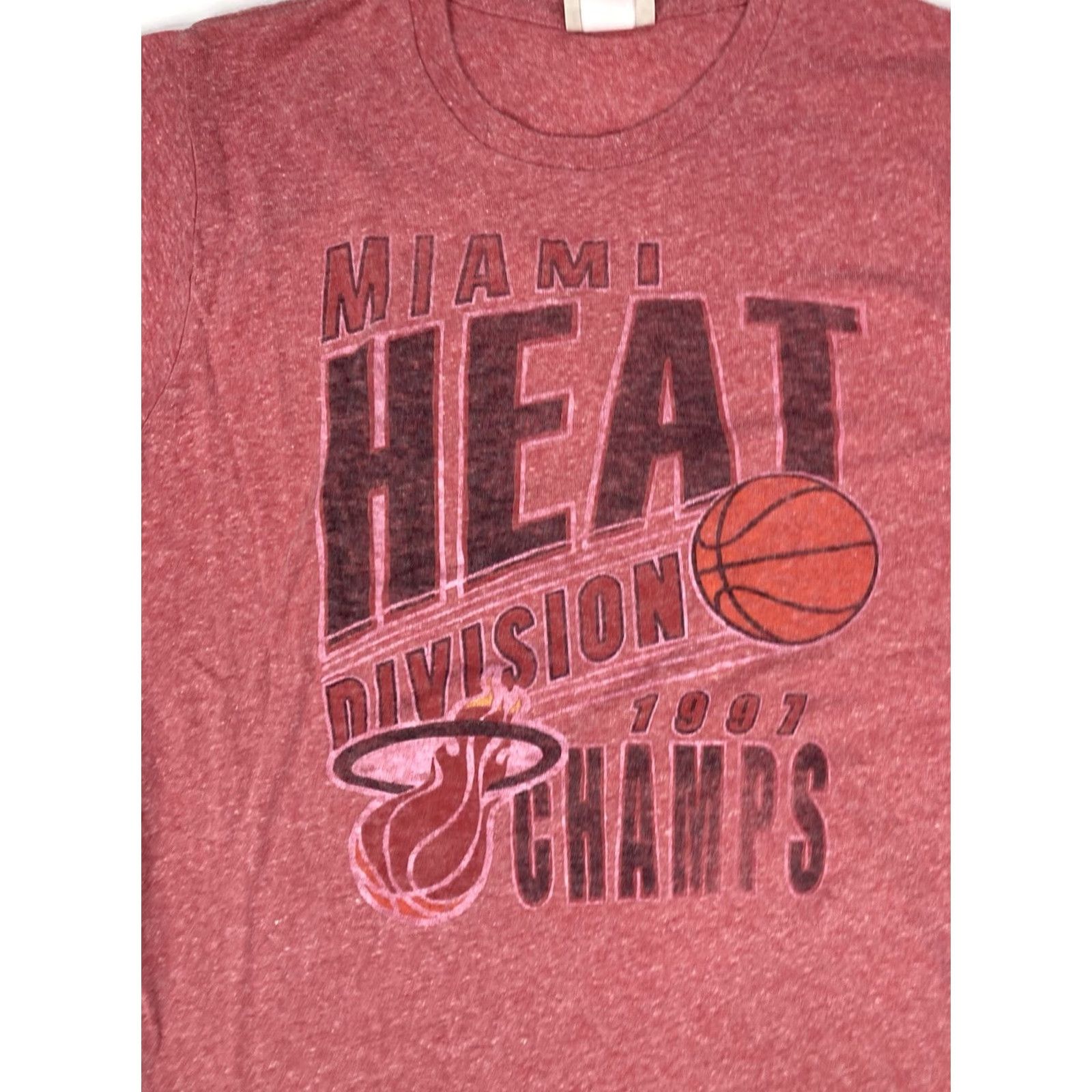 Junk Food VINTAGE Junk Food Miami Heat Division Champs 1997 Graphic T-Shirt Women Small Red Size S / US 4 / IT 40 - 2 Thumbnail