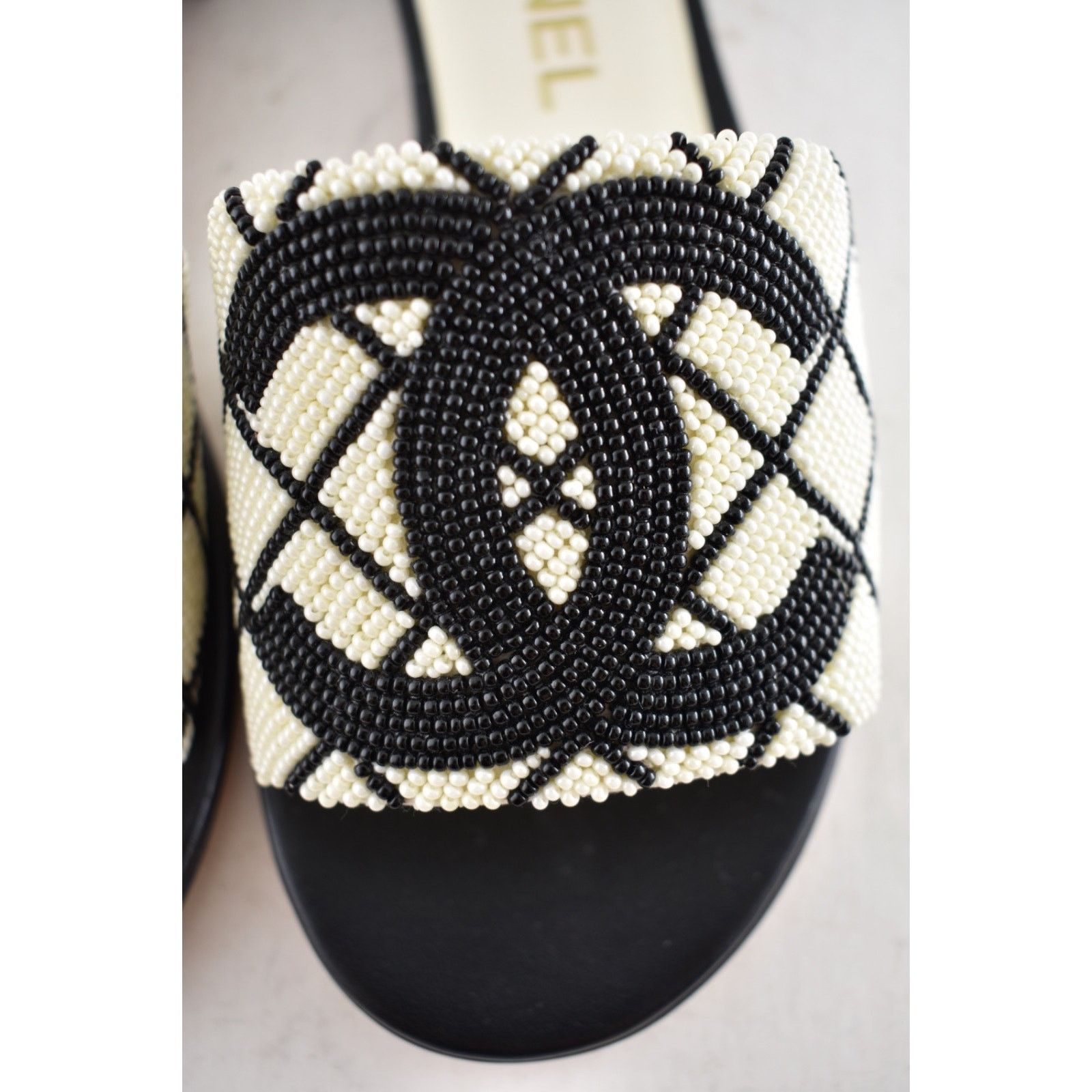 Chanel Chanel 20P Black White Pearl Embroidery CC Logo Slide Slip Size US 5 / IT 35 - 8 Thumbnail