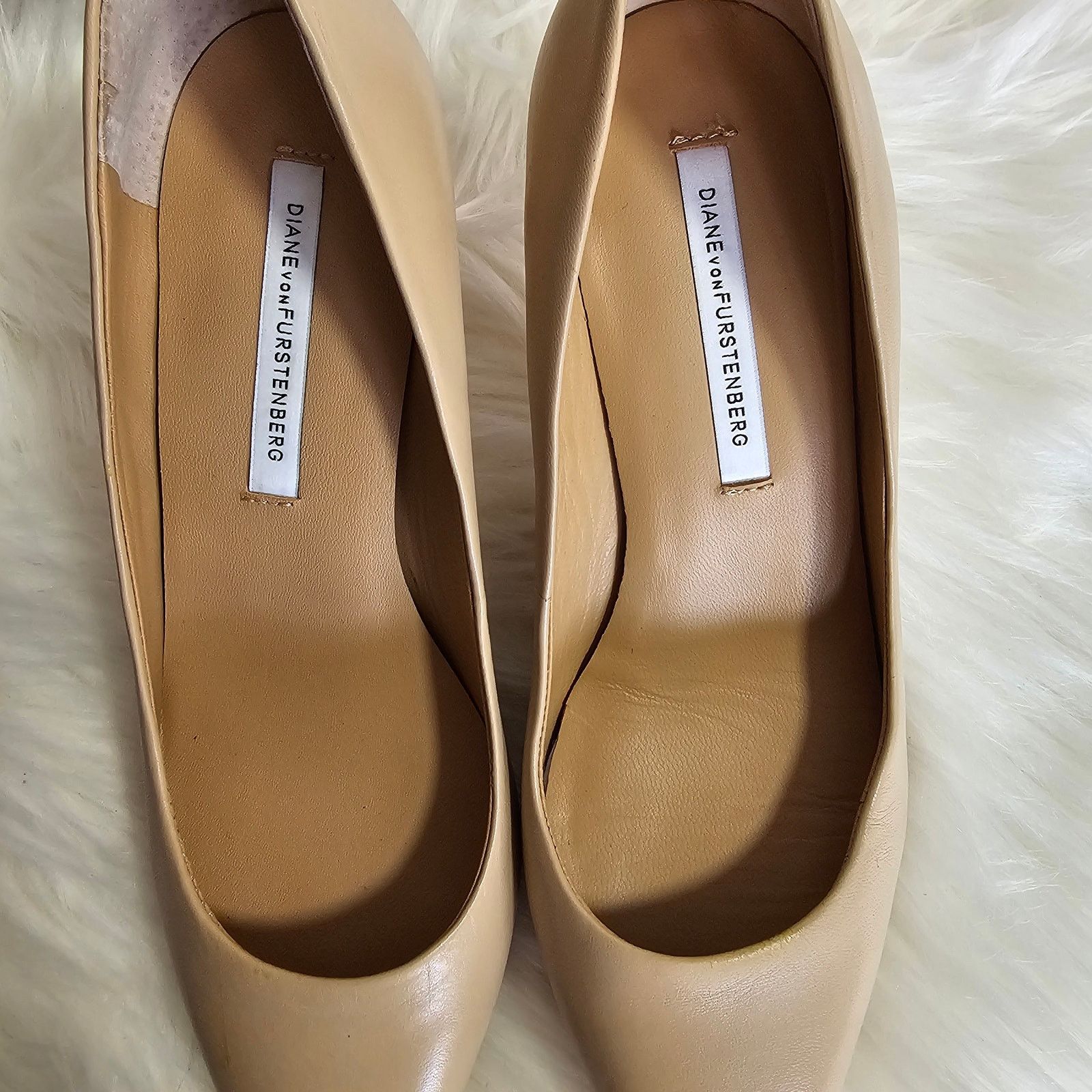Diane von Furstenberg Diane Von Furstenberg Nude Olee Pointed Leather Heel Pumps 6 Size US 6 / IT 36 - 10 Thumbnail