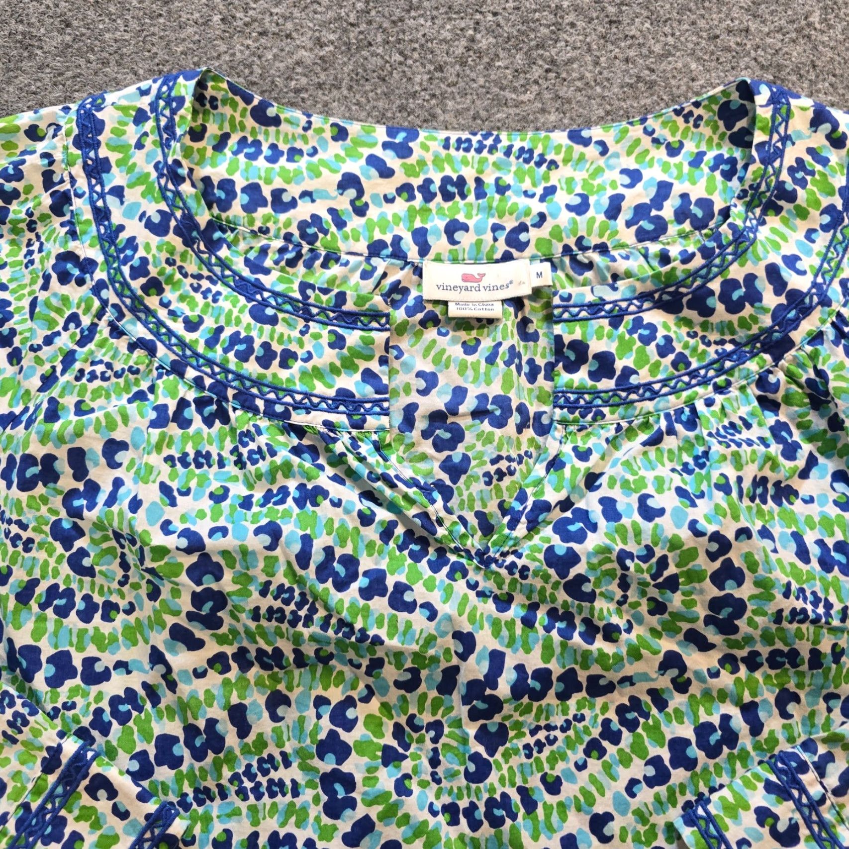 Vineyard Vines Vineyard Vines Top Womens Size 4 Green Mosaic Beachy Long Sleeve V Neck Casual Shirt Size S / US 4 / IT 40 - 2 Thumbnail