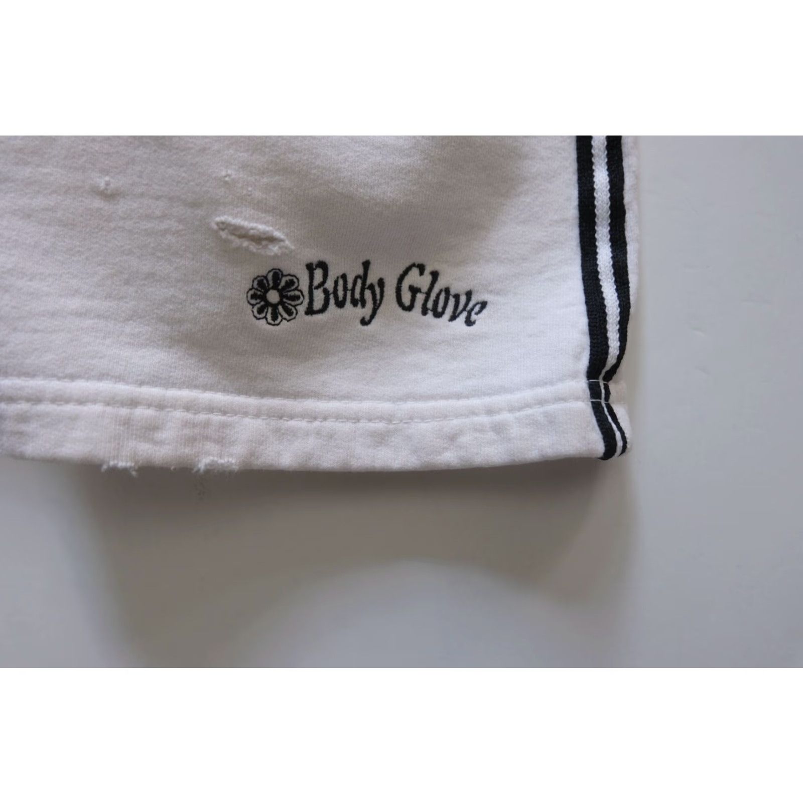 Body Glove BODY GLOVE CANADA MADE VTG 90s RETRO WHITE 4" COTTON DISTRESSED SHORTS WMNs SZ M 28" WAIST 4" INSEAM SHORTS Size 32" / US 10 / IT 46 - 4 Thumbnail