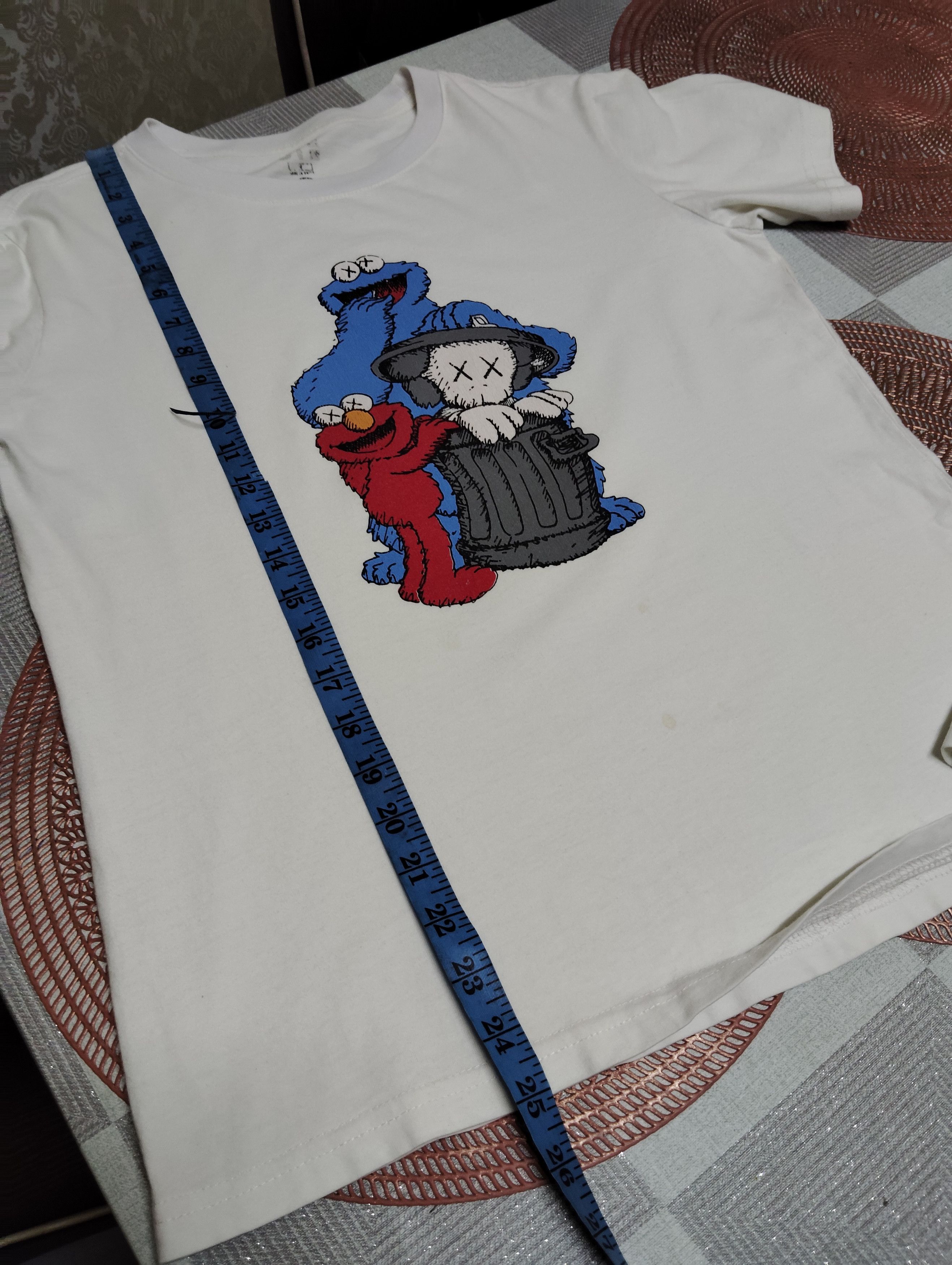 Kaws × Uniqlo KAWS x SESAME STREET T-SHIRT Size US M / EU 48-50 / 2 - 8 Thumbnail