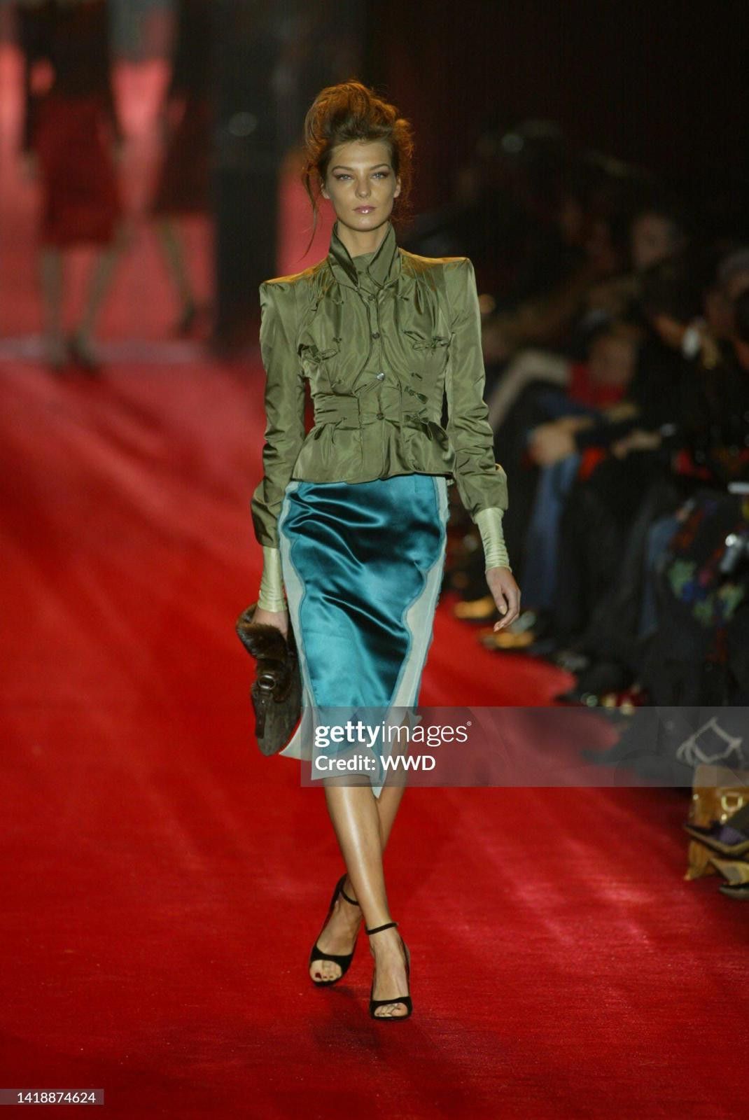 Yves Saint Laurent F/W 2004 Yves Saint Laurent by Tom Ford RUNWAY Pagoda Silk Size L / US 10 / IT 46 - 2 Thumbnail