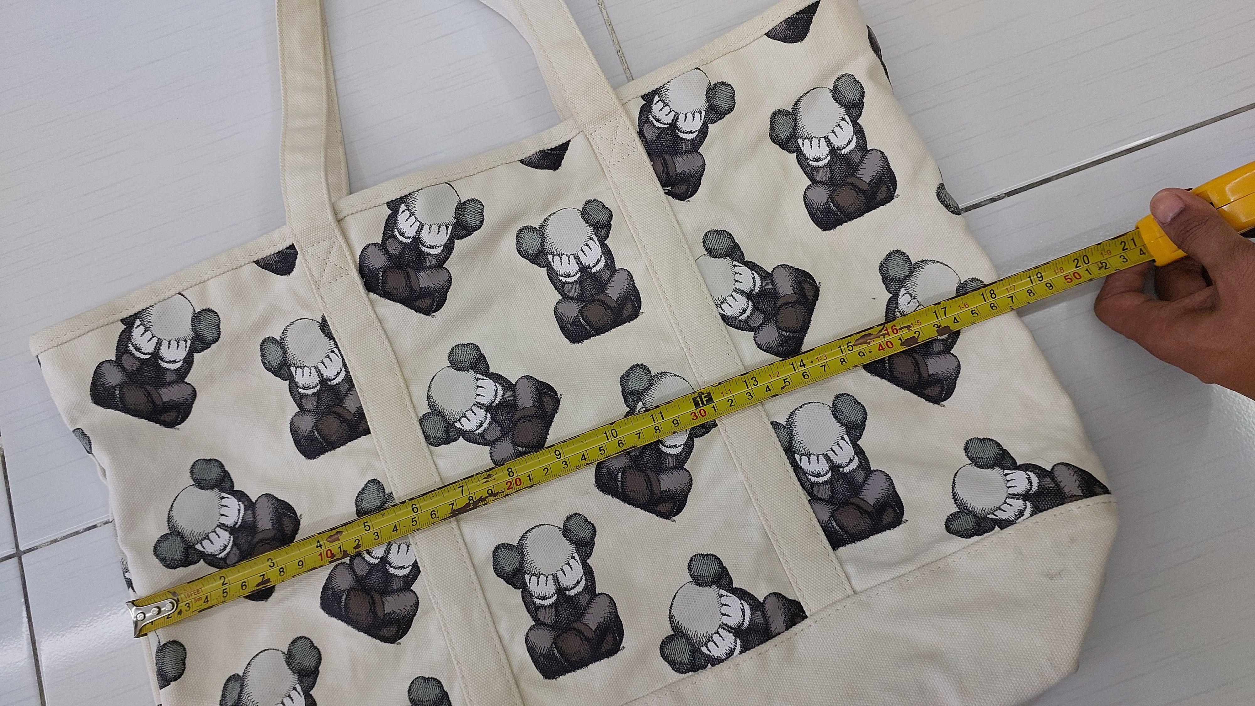 Japanese Brand × Kaws × Uniqlo UNIQLO x KAWS TOTE CANVES BAG Size ONE SIZE - 5 Thumbnail