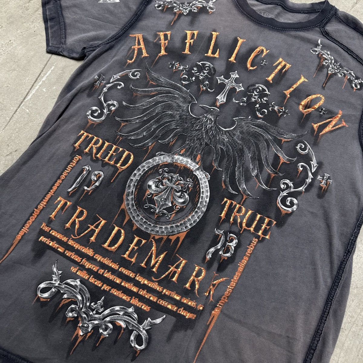 Affliction × Vintage Vintage 2000s Y2K Affliction Grey Graphic T-Shirt Size US M / EU 48-50 / 2 - 3 Thumbnail