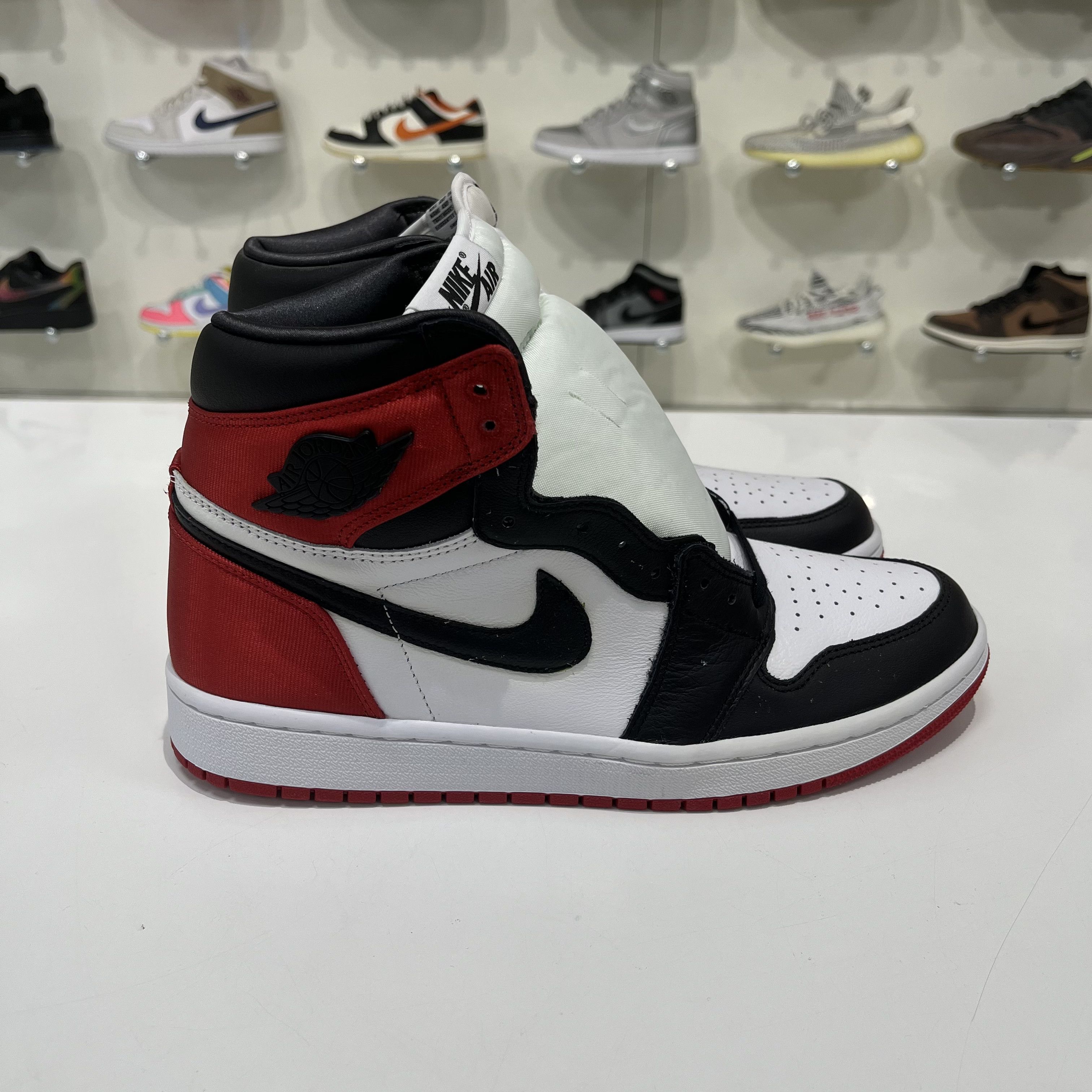Nike Air Jordan 1 Retr High Satin Black Toe (W) Size US 10 / IT 40 - 4 Thumbnail