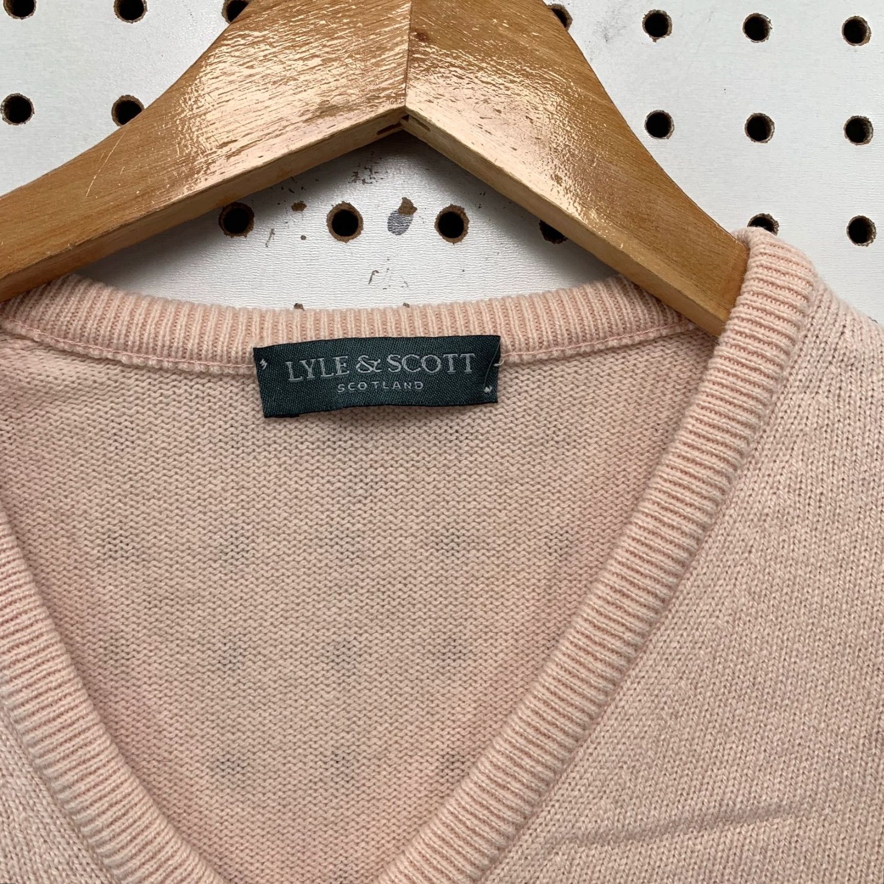Lyle & Scott Lyle & Scott Wool Pullover Sweater Mens Large Pink V Neck Portstewart Scotland Size US L / EU 52-54 / 3 - 3 Thumbnail