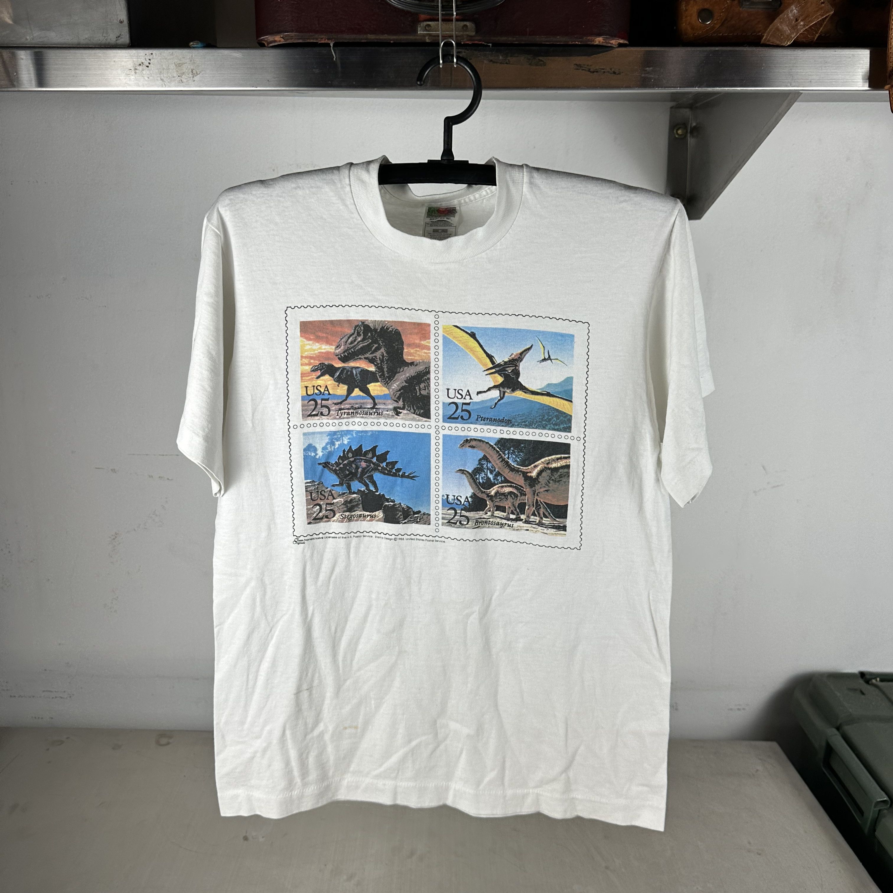 Vintage ​​​​Vintage 1988 USPS Stamps Dinosaur Artwork T-shirt Size US S / EU 44-46 / 1 - 1 Thumbnail
