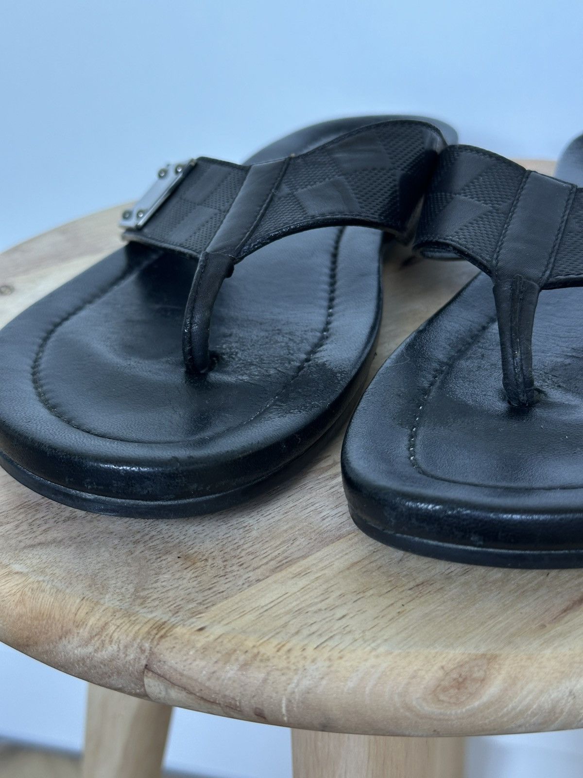 Designer × Louis Vuitton Louis Vuitton leather flip flops sandals metal logo Size US 7 / EU 40 - 10 Thumbnail