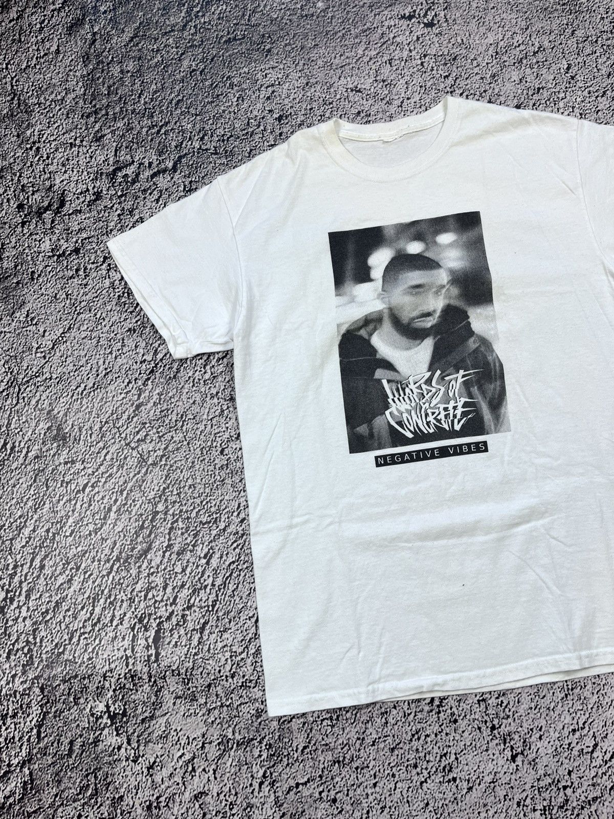 Band Tees Vintage Y2K Drake glitch face logo concert tee size M Size US M / EU 48-50 / 2 - 3 Thumbnail