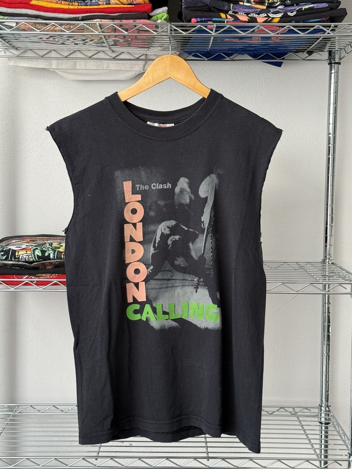 Vintage The Clash 2000s London Calling Cut-Off Large in Black, Men's
