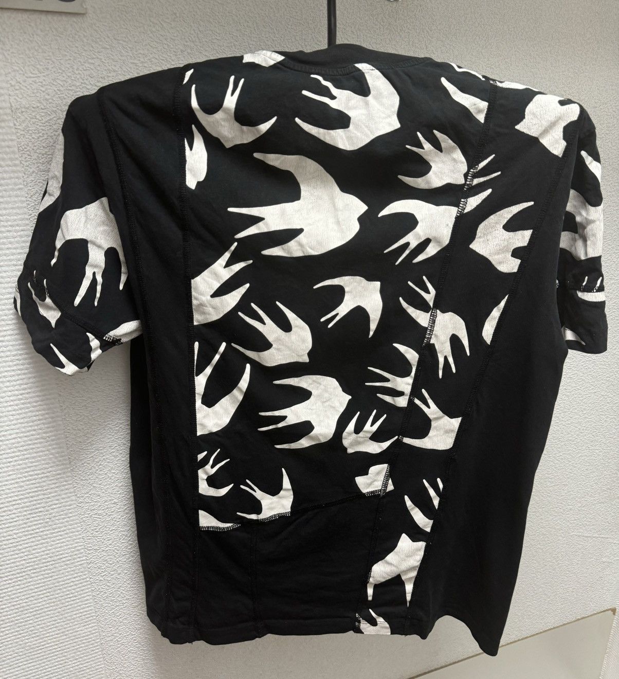 Alexander McQueen Alexander Mcqueen MCQ black fullprint t-shirt S sz moncler Size US S / EU 44-46 / 1 - 2 Thumbnail