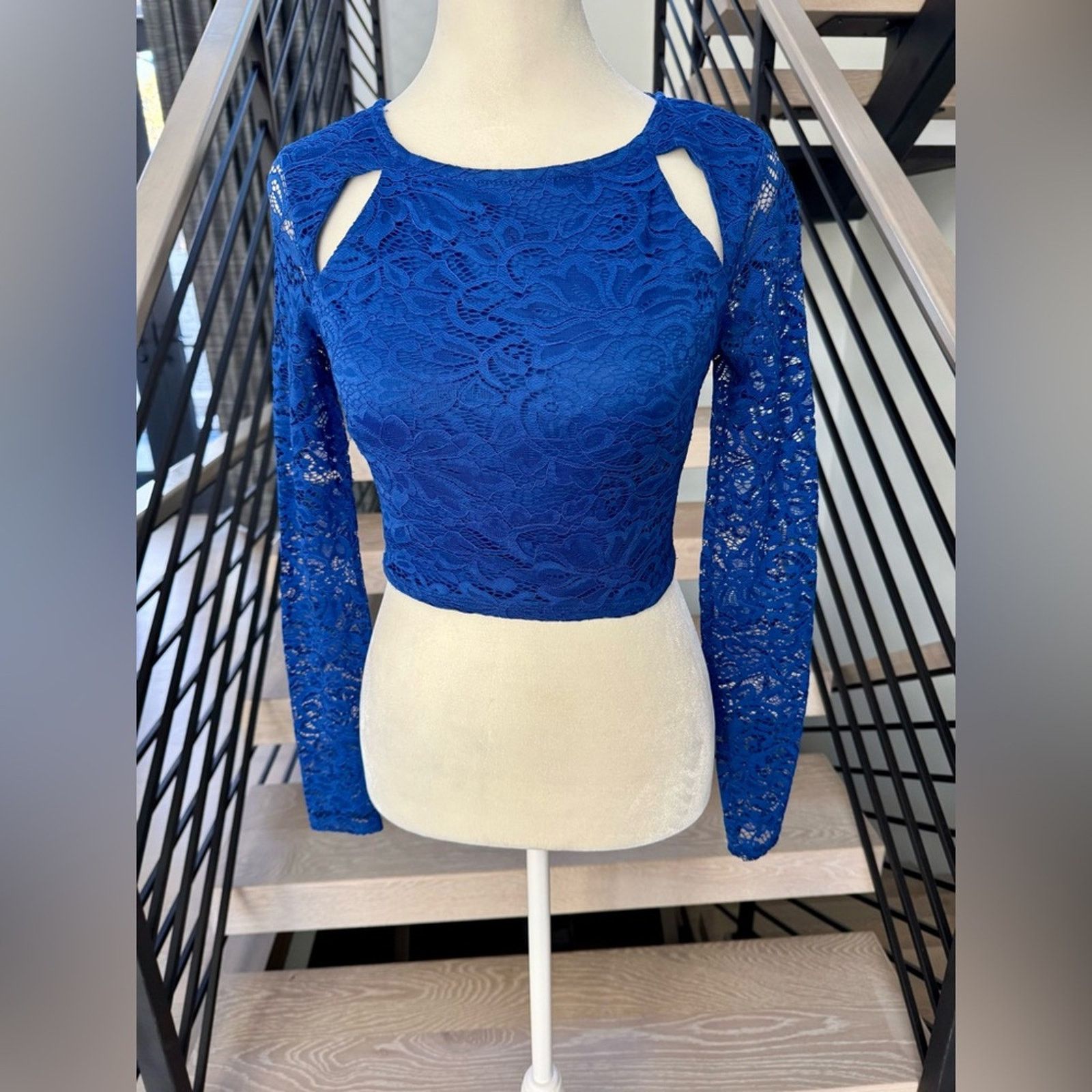 Other New Chic Royal Blue Lace Crop Top size XS Size S / US 4 / IT 40 - 1 Thumbnail