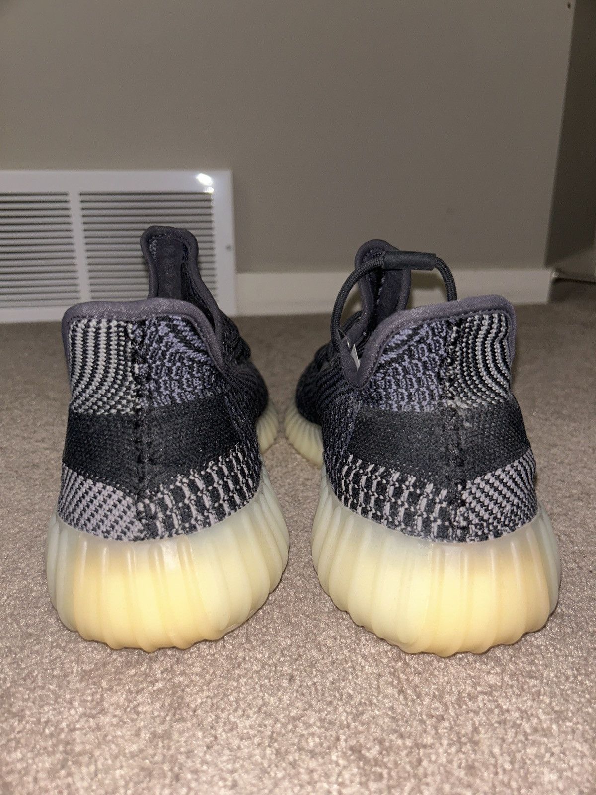 Adidas Yeezy Boost 350 V2 Carbon Size US 11 / EU 44 - 7 Thumbnail