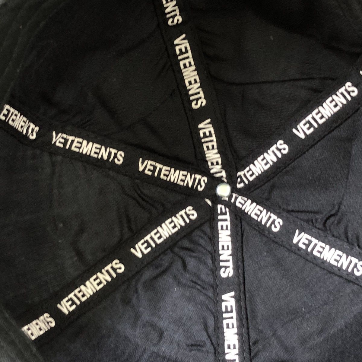 Tommy Hilfiger × Vetements Vetements x Tommy Hilfiger Embroidery Dad Cap Size ONE SIZE - 8 Thumbnail