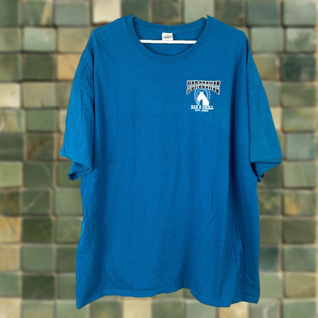 Gildan Horseshoe Bar & Grill Randy Huff Memorial Hays KS Blue Tee T-Shirt 3XL Size US XXL / EU 58 / 5 - 1 Thumbnail