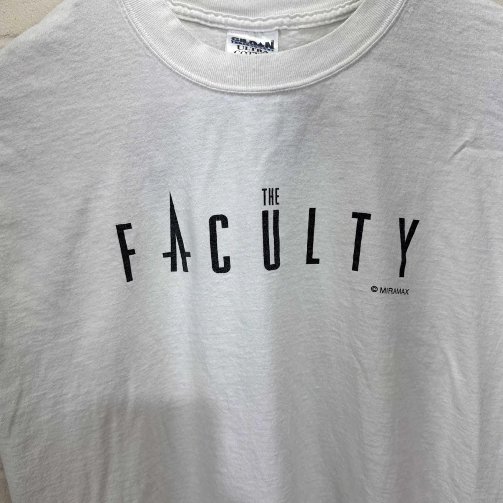 Gildan VINTAGE The Faculty Movie Promo Shirt XL White Knit Crew Neck Unisex Adults 90s Horror Limited Edition Fans Size US XL / EU 56 / 4 - 7 Thumbnail