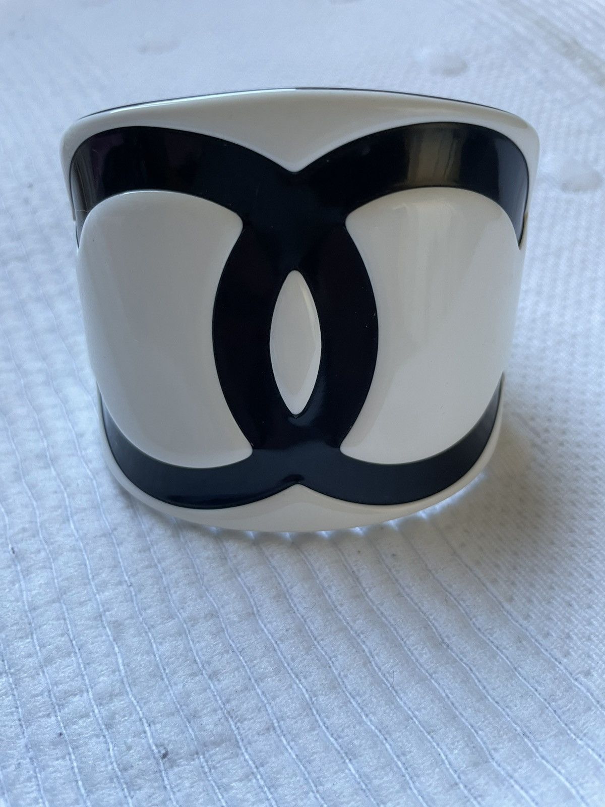 CHANEL MAXI CUFF CHANEL CC LOGO