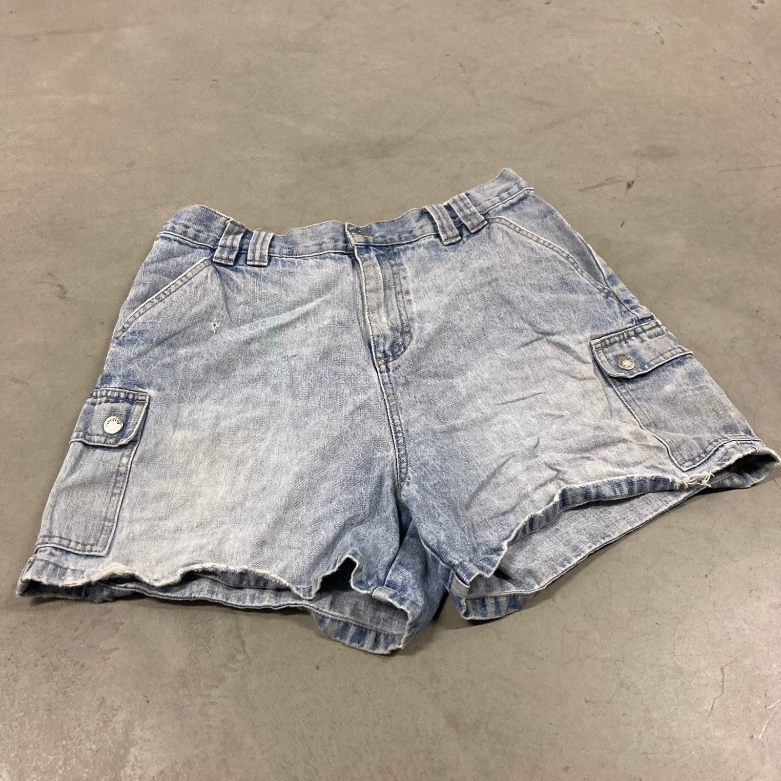 Lee × Vintage Y2K Lee cargo jean shorts 31 Size 32" / US 10 / IT 46 - 1 Thumbnail