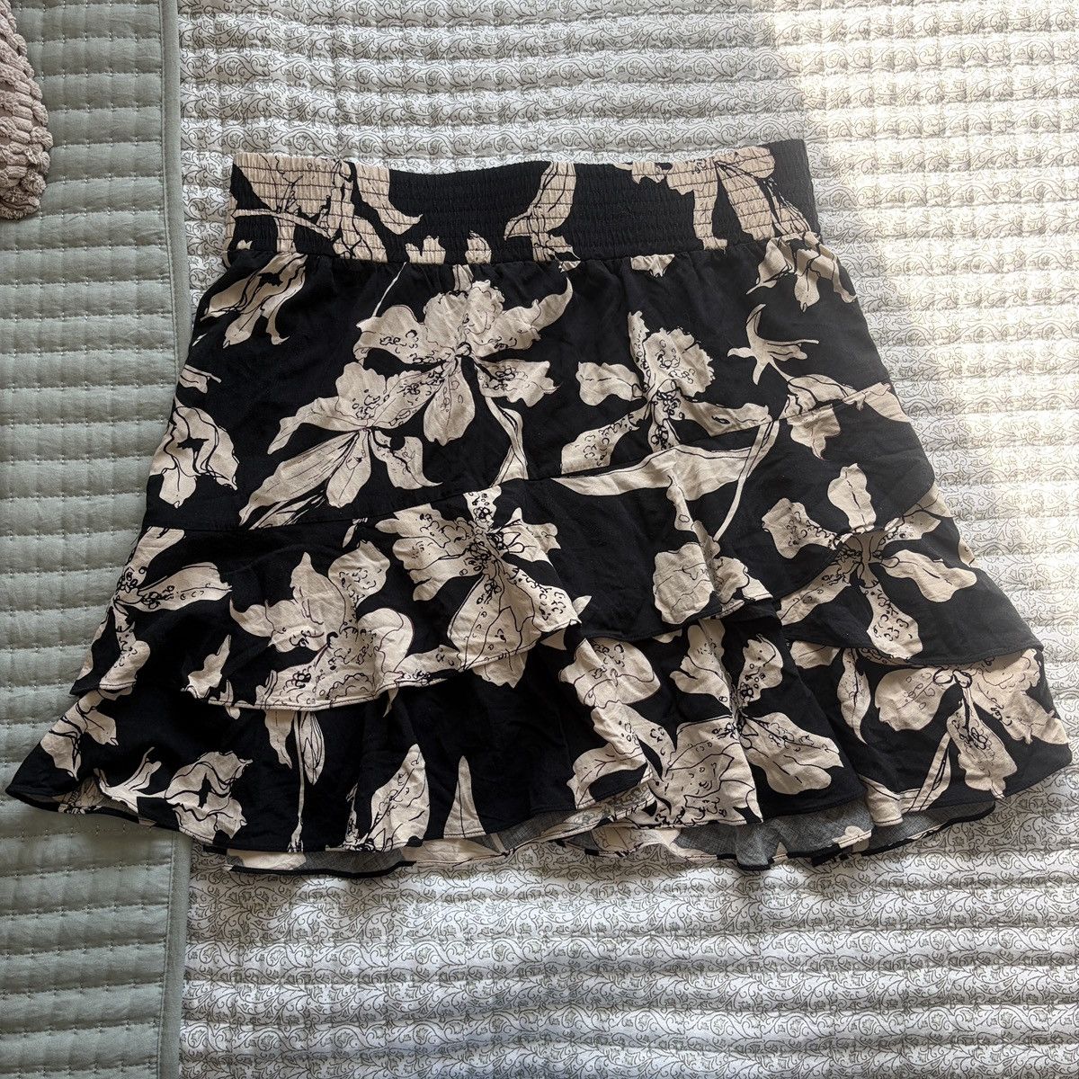 Other Cabi black and tan floral tiered mini skirt Size 27" / US 4 / IT 40 - 1 Thumbnail