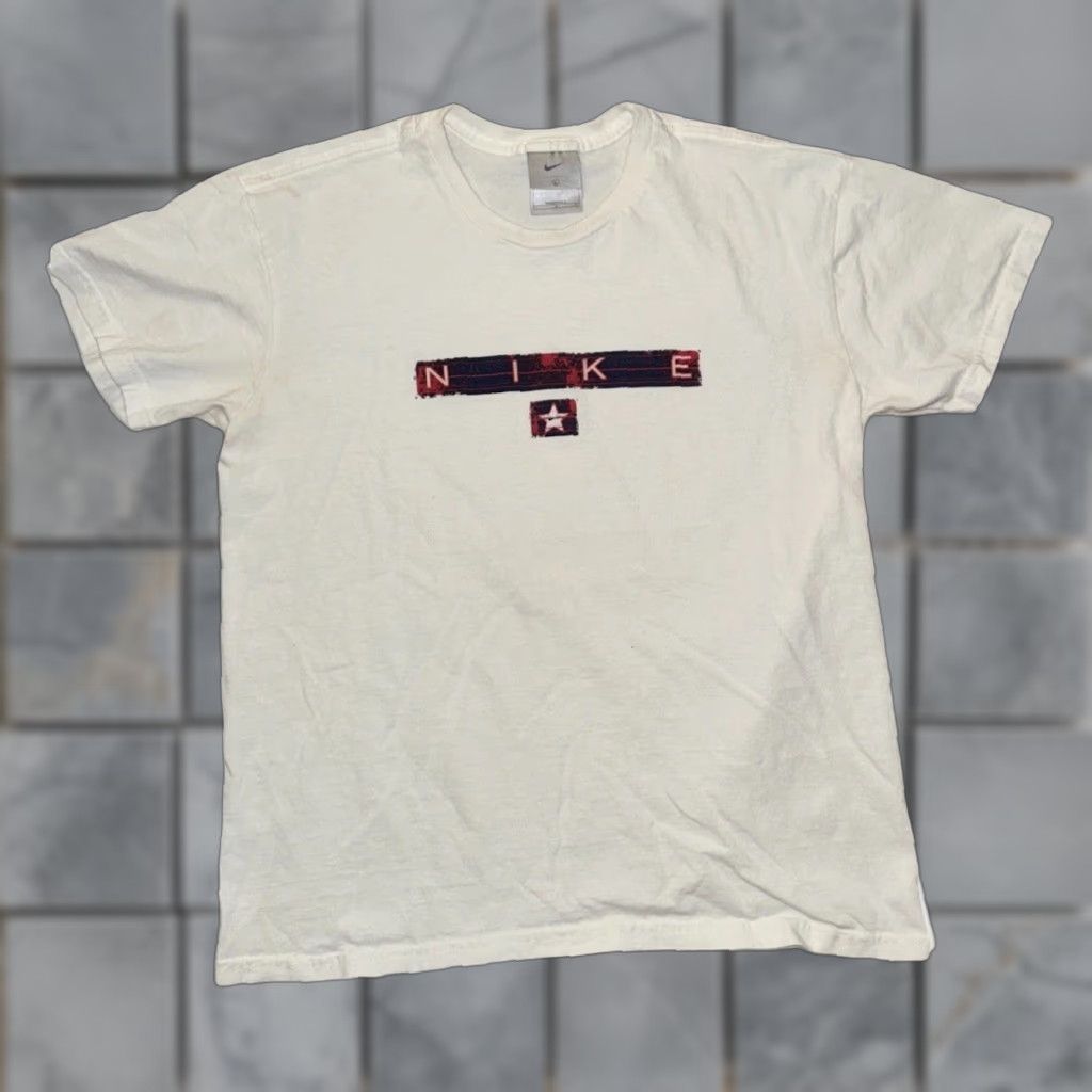 Nike VINTAGE Nike White Box Logo Graphic T-Shirt L Men USA Made 90s Silver Tag Logo Size US L / EU 52-54 / 3 - 1 Thumbnail