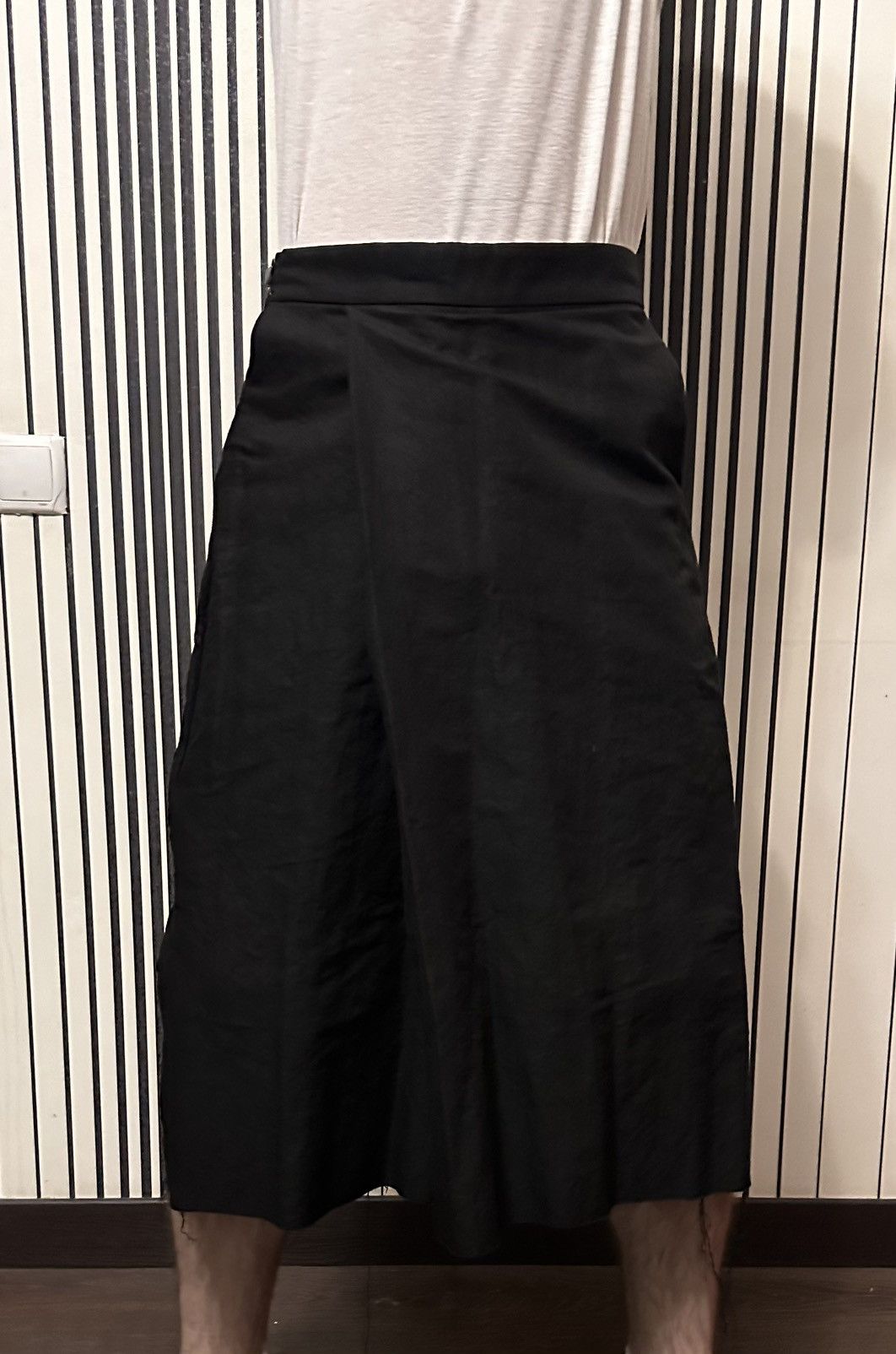 Julius 🪭2009 Julius CANON 2 Japan Asymmetrical Dark Shorts/Pants Size US 28 / EU 44 - 9 Thumbnail