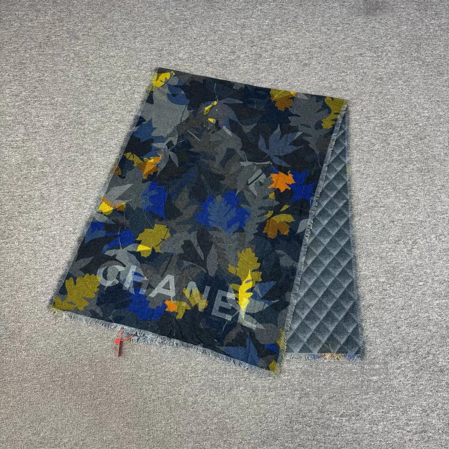 Chanel Chanel Goat hair; Maple leaf camouflage check pattern; Dou Size ONE SIZE - 1 Thumbnail