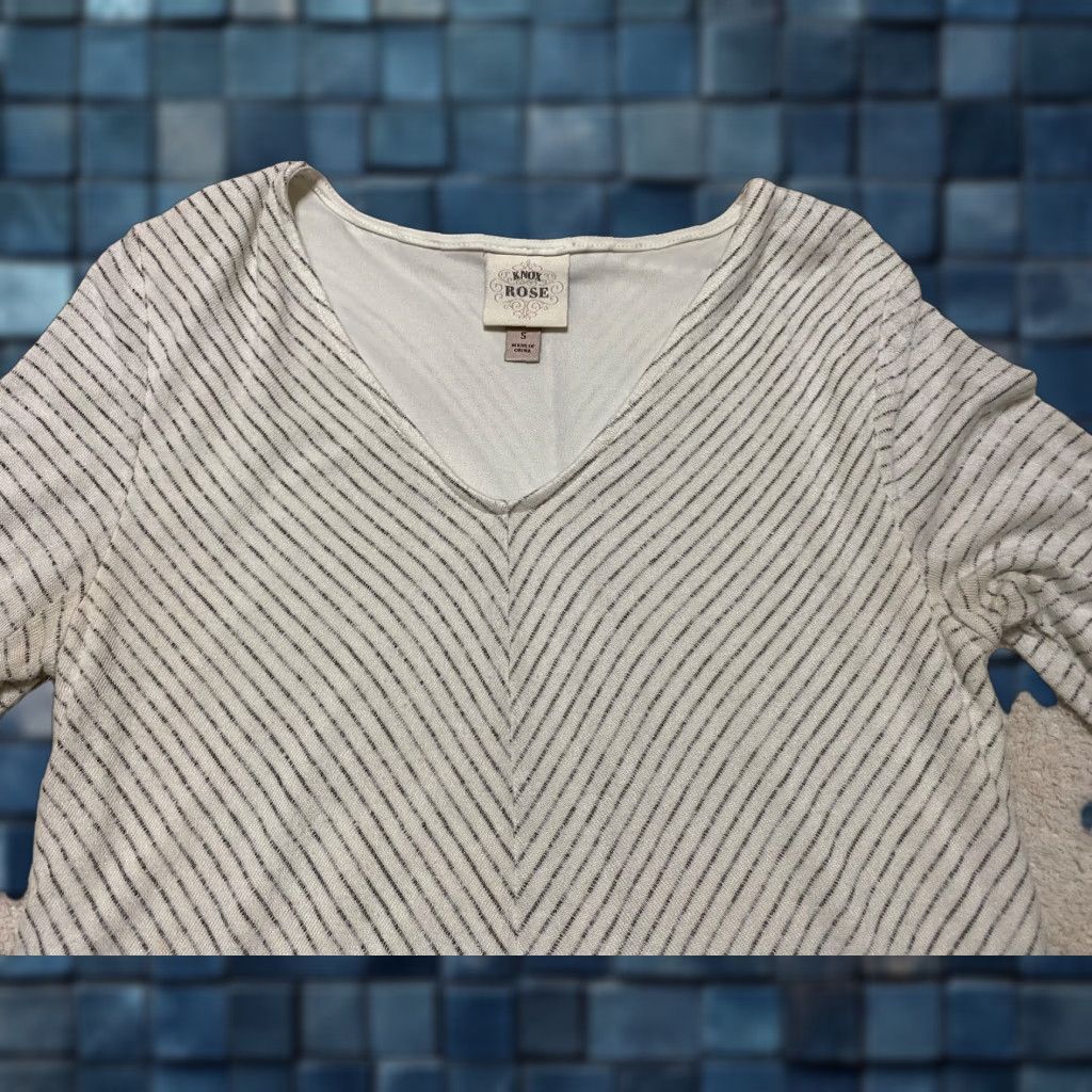 Vintage Knox Rose Shirt Womens Small White Rayon V-Neck Long Sleeve Striped Bell Sleeve Casual Blouse Size S / US 4 / IT 40 - 1 Thumbnail