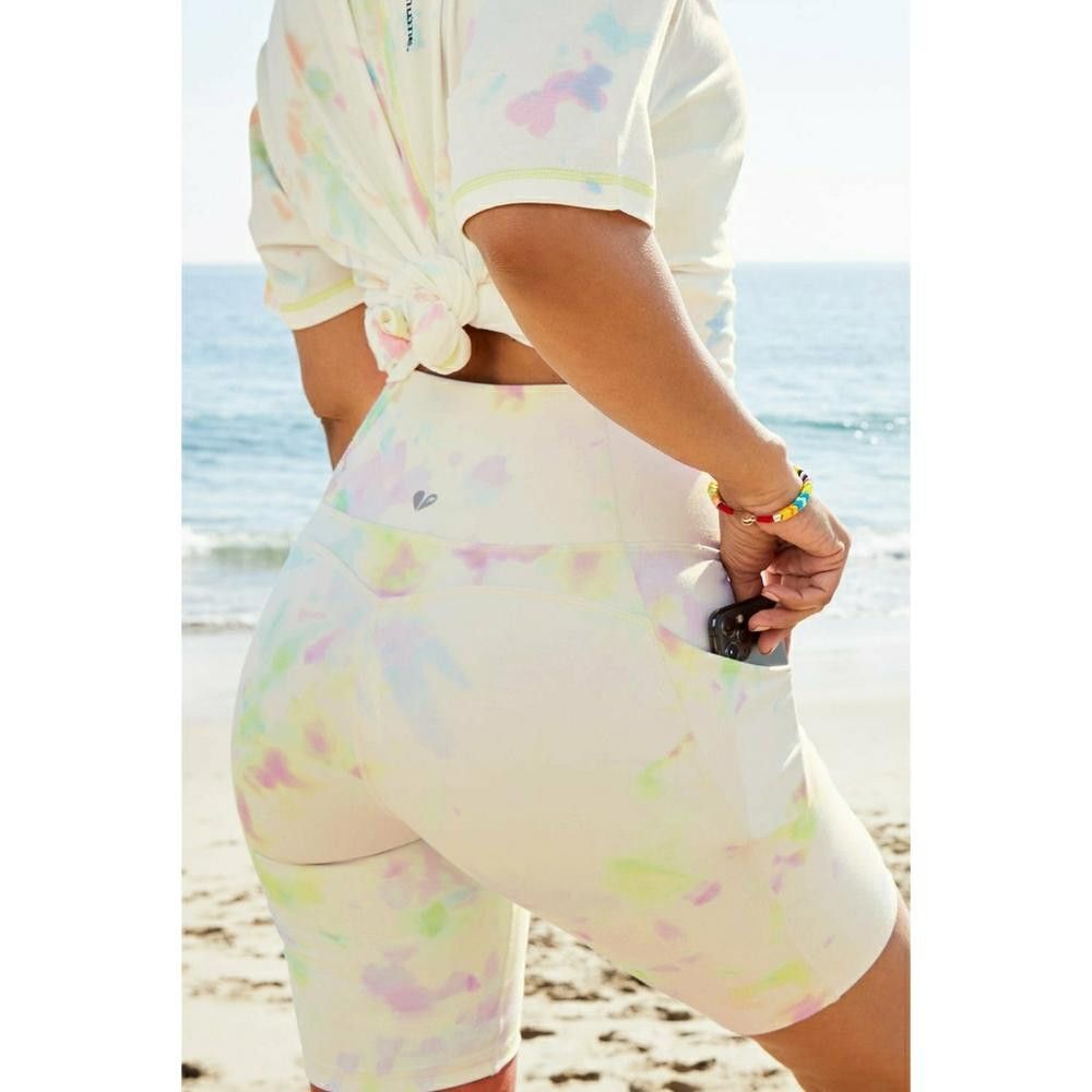 Fabletics Tie Dye Fabletics Oasis High Waisted Pocket Short Size 26" / US 2 / IT 38 - 5 Thumbnail