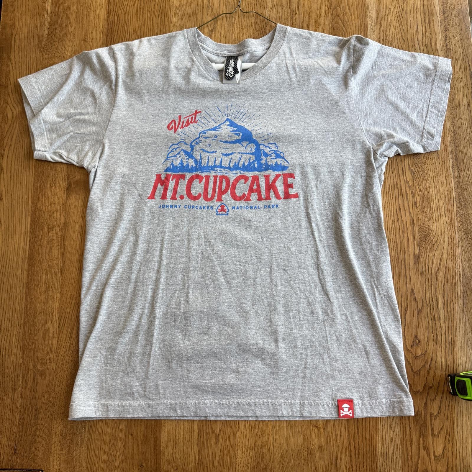 Johnny Cupcakes Johnny Cupcakes Mt. Cupcake National Park T-Shirt, Sz. L Size US L / EU 52-54 / 3 - 1 Thumbnail