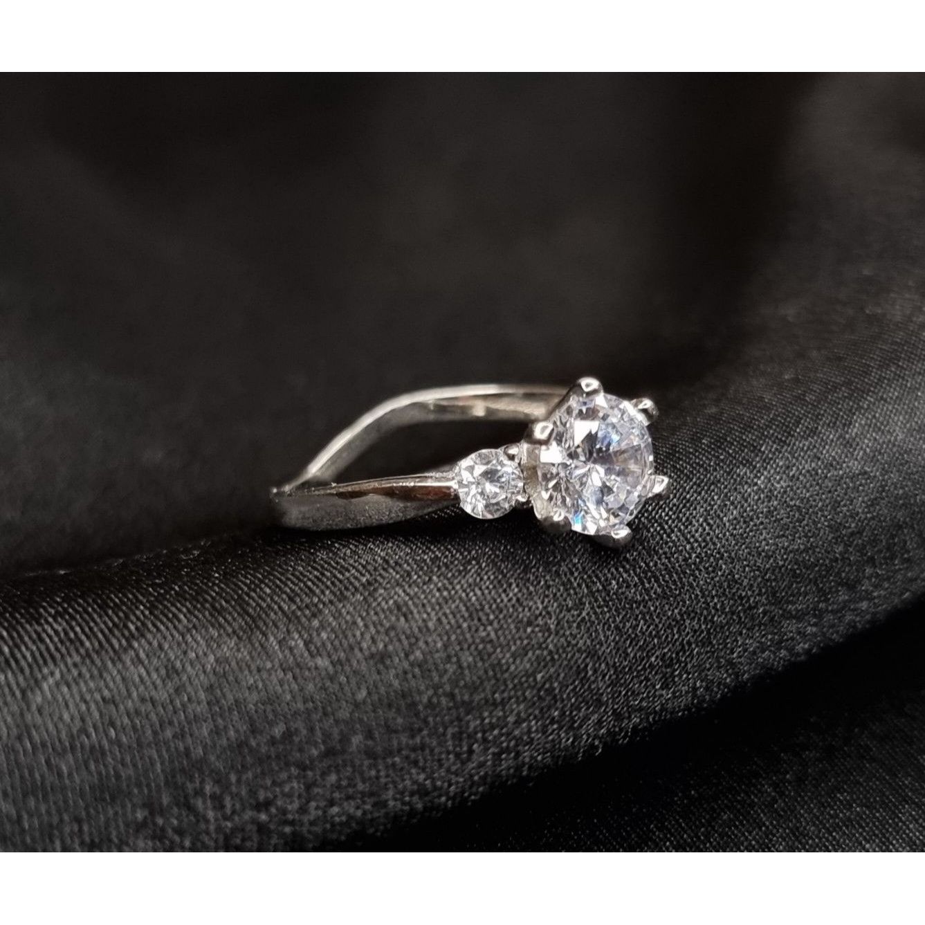 Vintage 925 Sterling Silver Ring With Trio CZ Stones Size 7.25 Size ONE SIZE - 1 Thumbnail