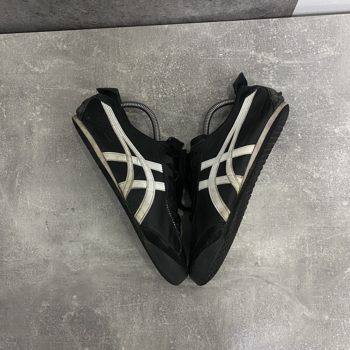 Asics Vintage Asics Onitsuka Tiger Black/White Low Top Sneakers Size US 6.5 / EU 39-40 - 2 Thumbnail