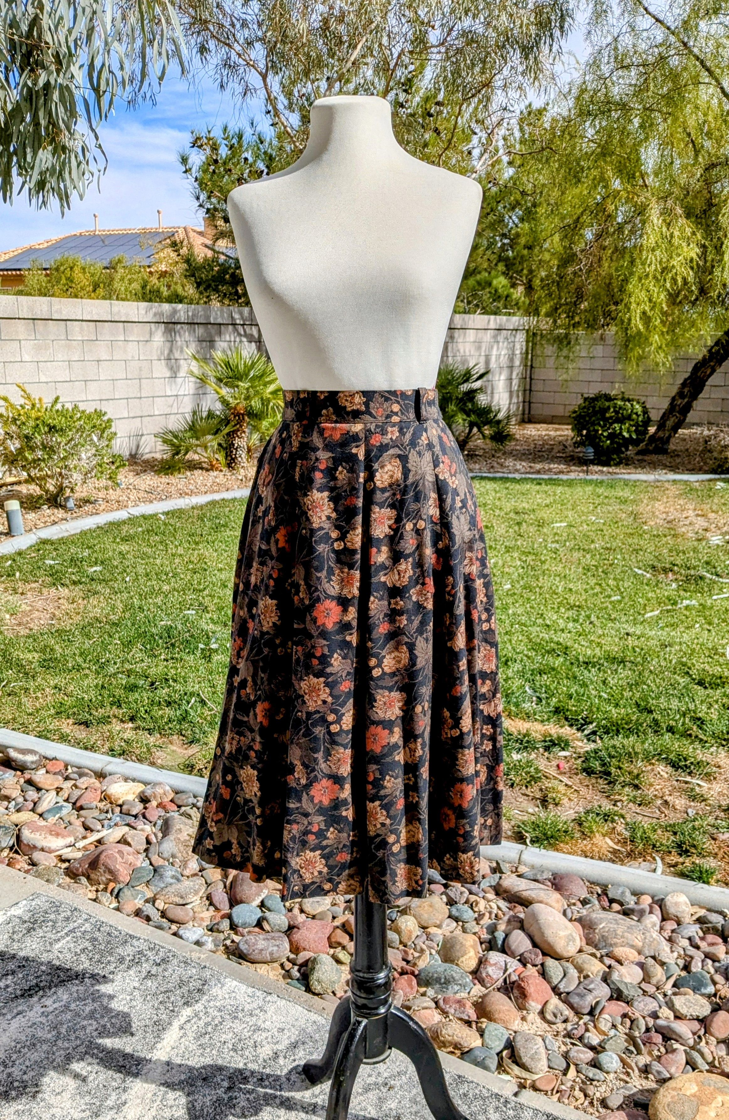 Vintage Vintage 1980s Floral Petite Zip w/Pockets Midi A-Line Skirt Size 25" / US 0 / IT 36 - 1 Thumbnail