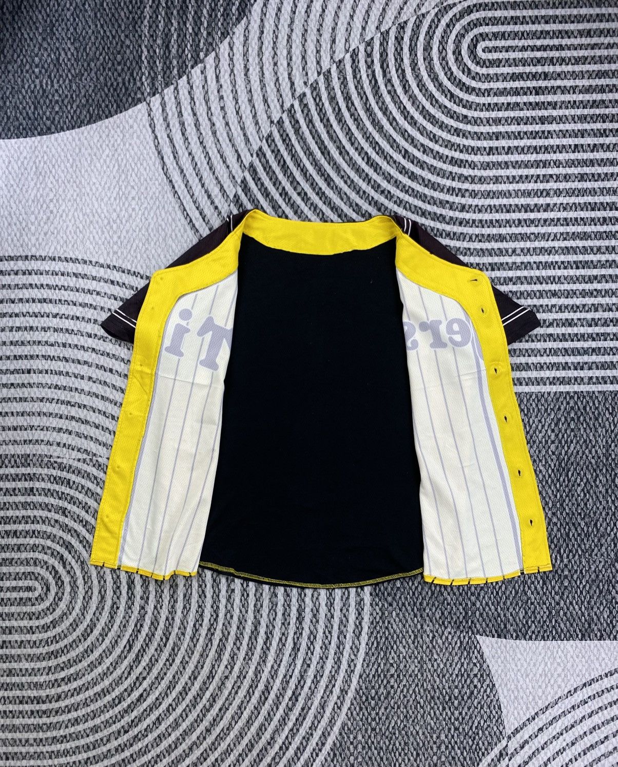 Mizuno Vintage Mizuno Hanshin Tiger Logo Striped Jersey Size US M / EU 48-50 / 2 - 6 Thumbnail