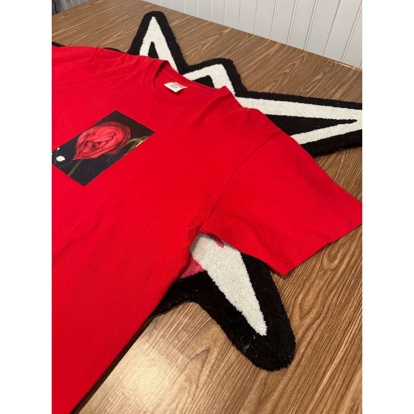 Supreme Supreme Akari Rose Tee – Red – Size Large Size US L / EU 52-54 / 3 - 7 Thumbnail