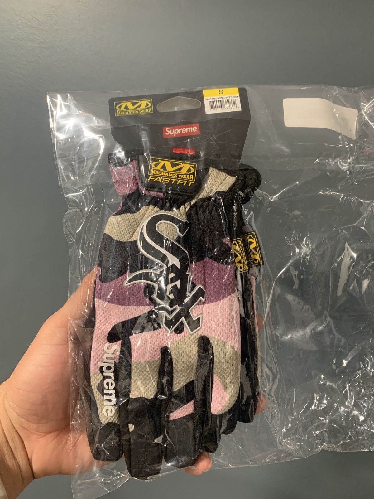 MLB × Supreme Camo Supreme White Sox Gloves Size ONE SIZE - 3 Thumbnail