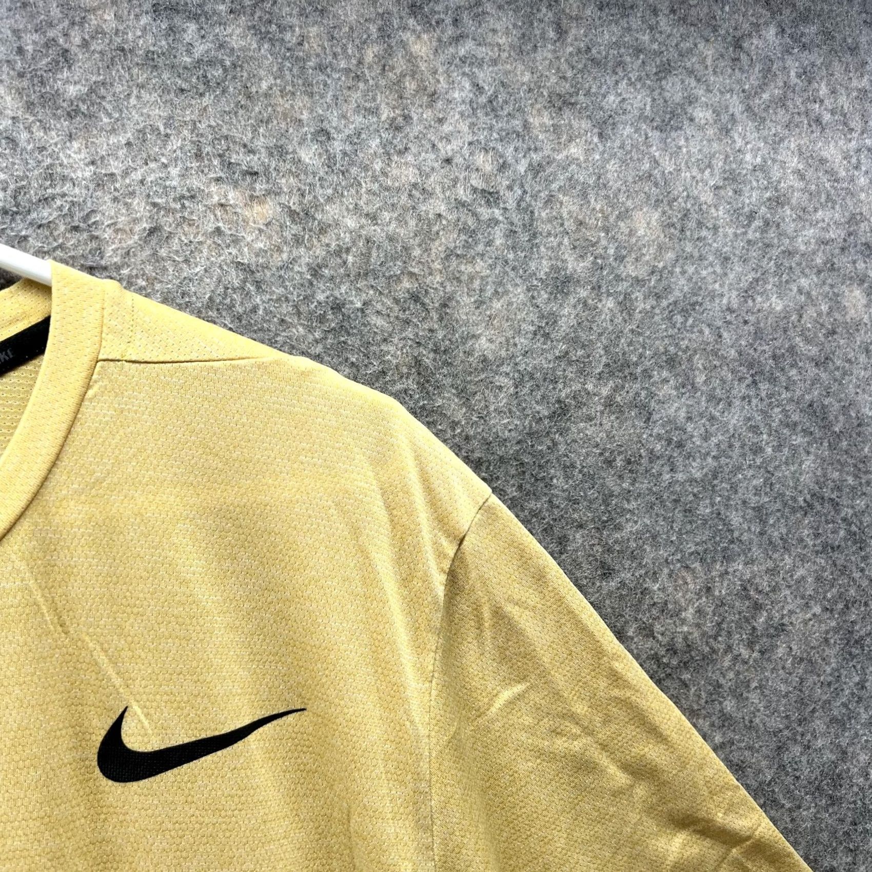 Nike VINTAGE Nike Dri-FIT Shirt Men Large Yellow Knit Polyester Swoosh Logo T-Shirt Size US L / EU 52-54 / 3 - 4 Thumbnail
