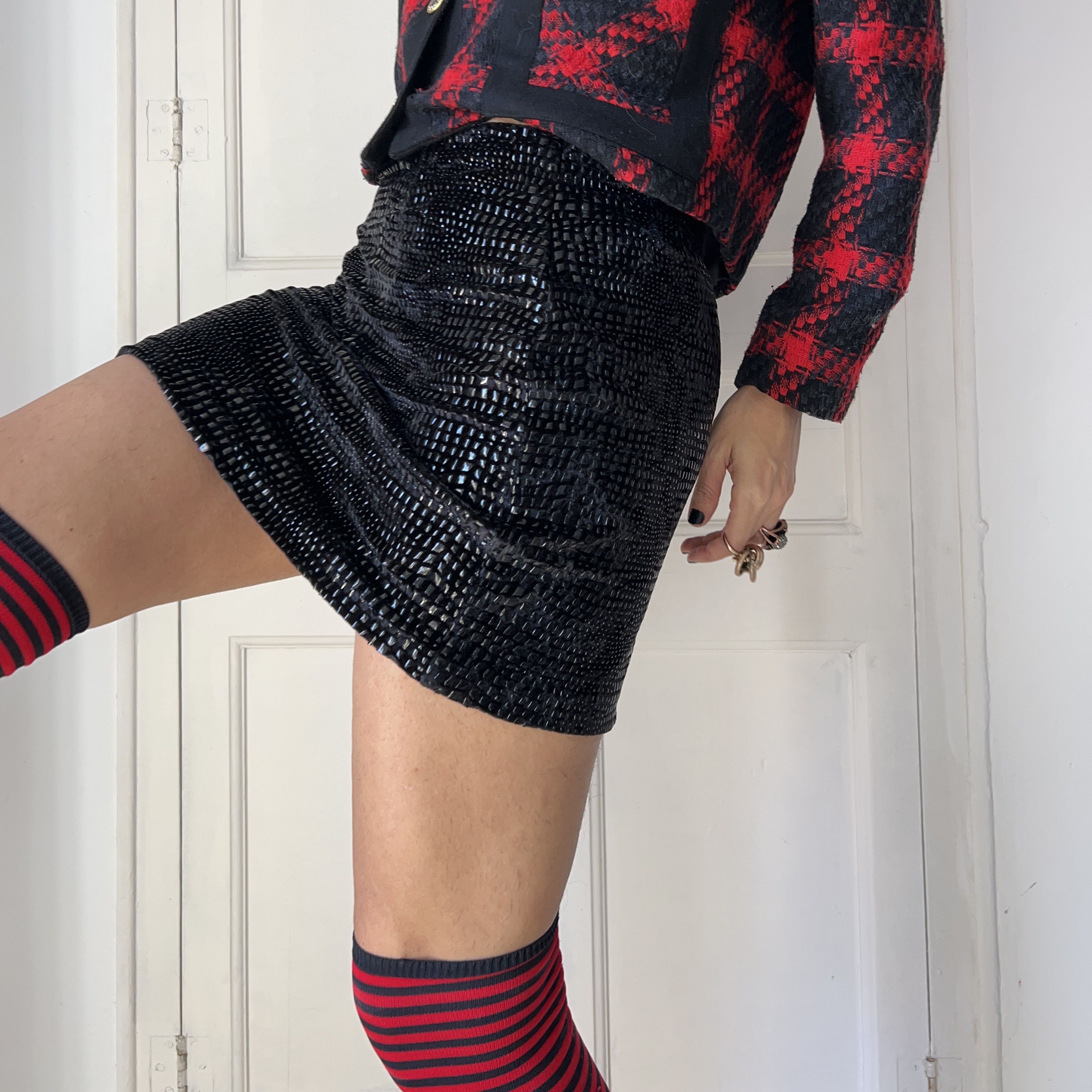 Vintage Vintage Black Crocodile Mini Skirt Size 28" / US 6 / IT 42 - 7 Thumbnail